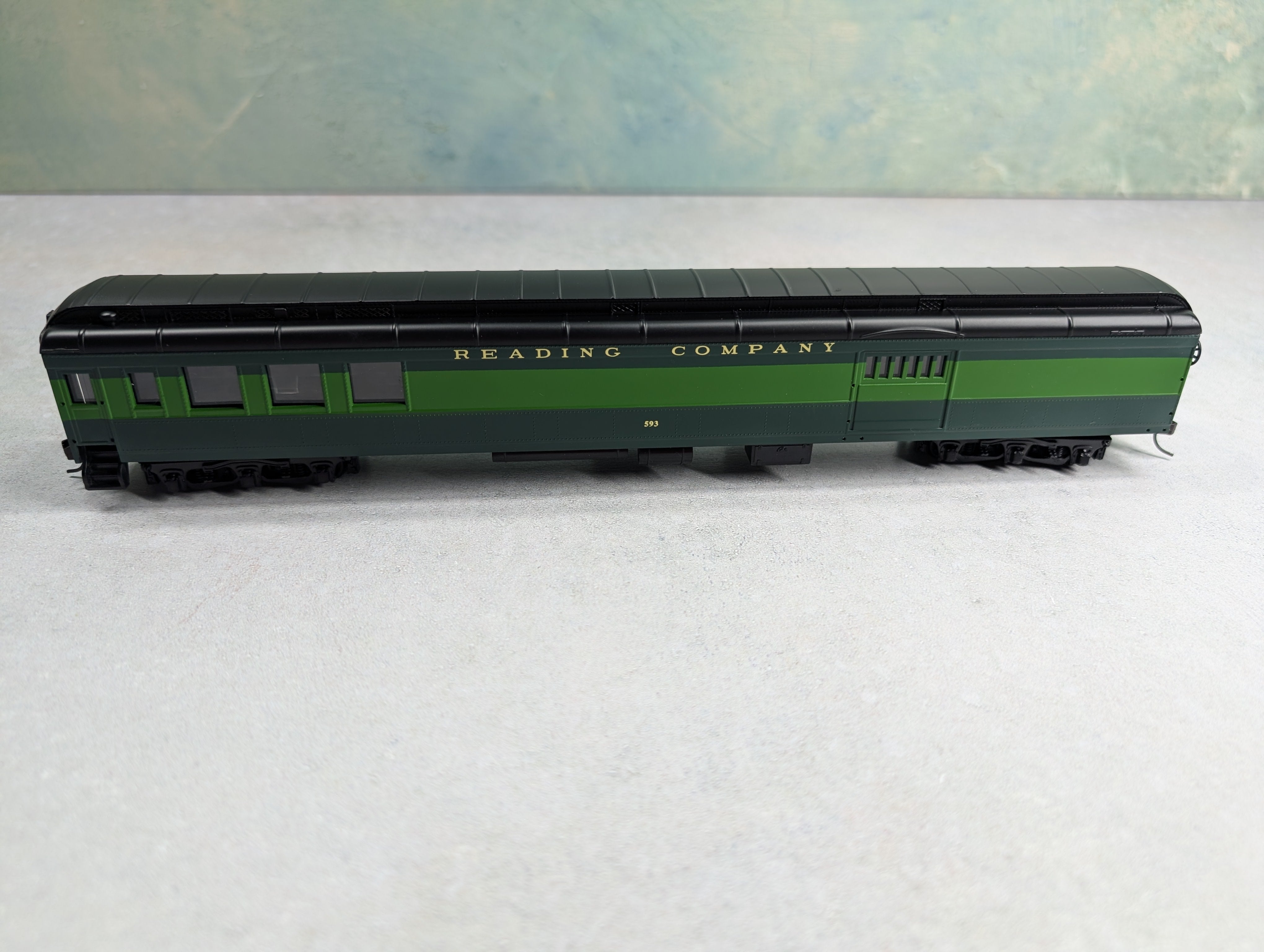 USED IHC 47572 HO Scale Combine Heavyweight Passenger Car Reading #593