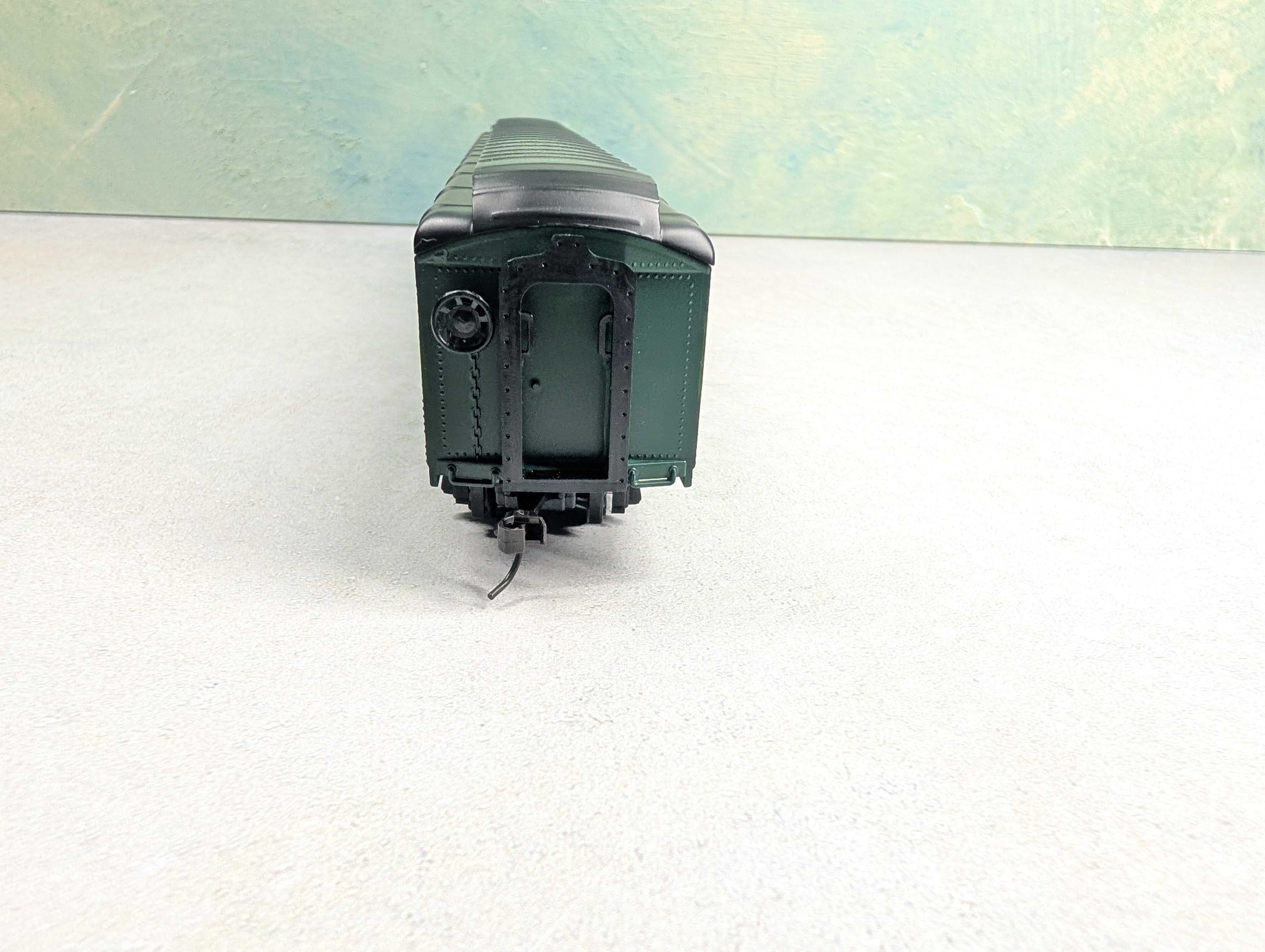 USED IHC 47572 HO Scale Combine Heavyweight Passenger Car Reading #593