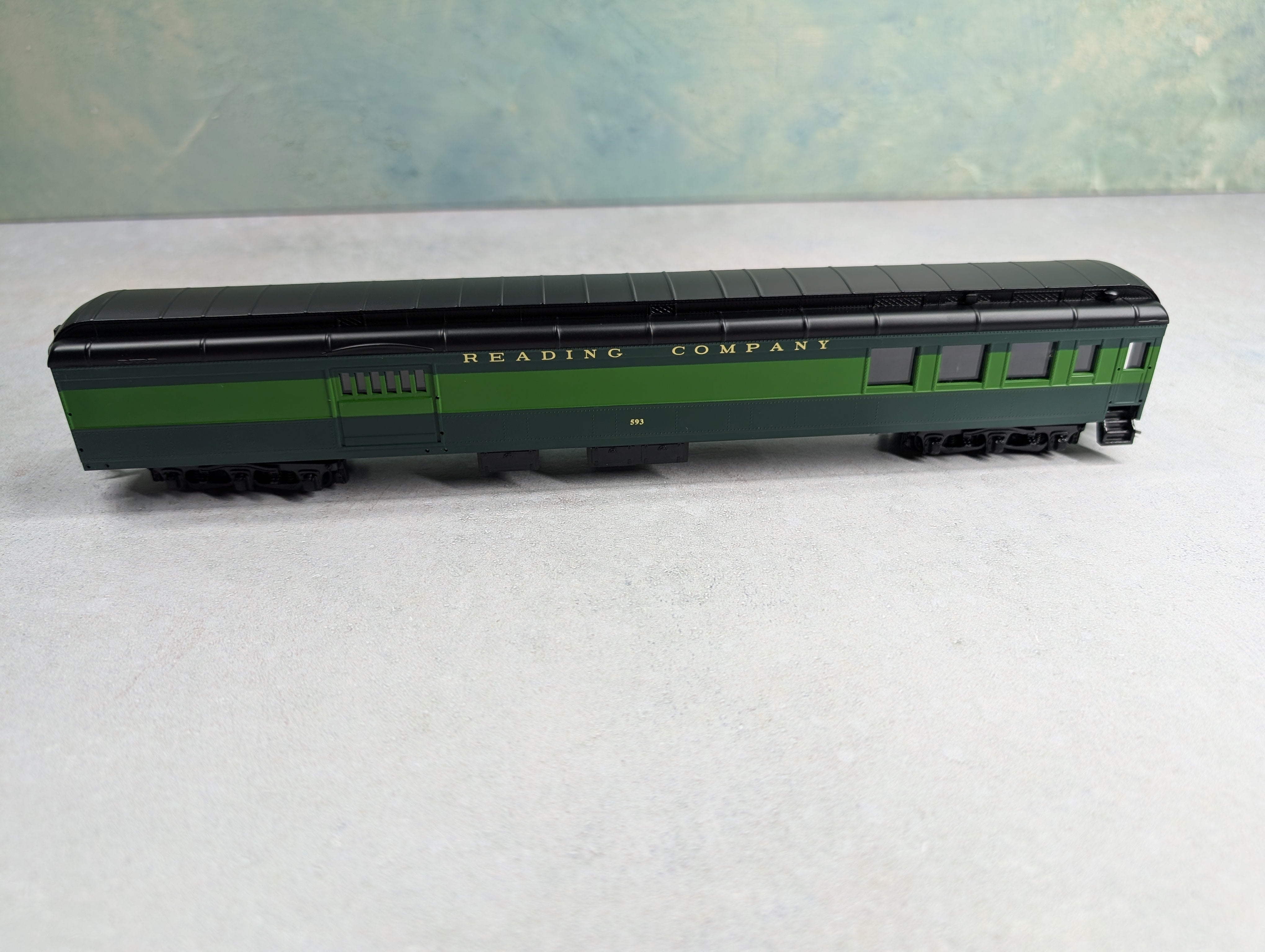 USED IHC 47572 HO Scale Combine Heavyweight Passenger Car Reading #593