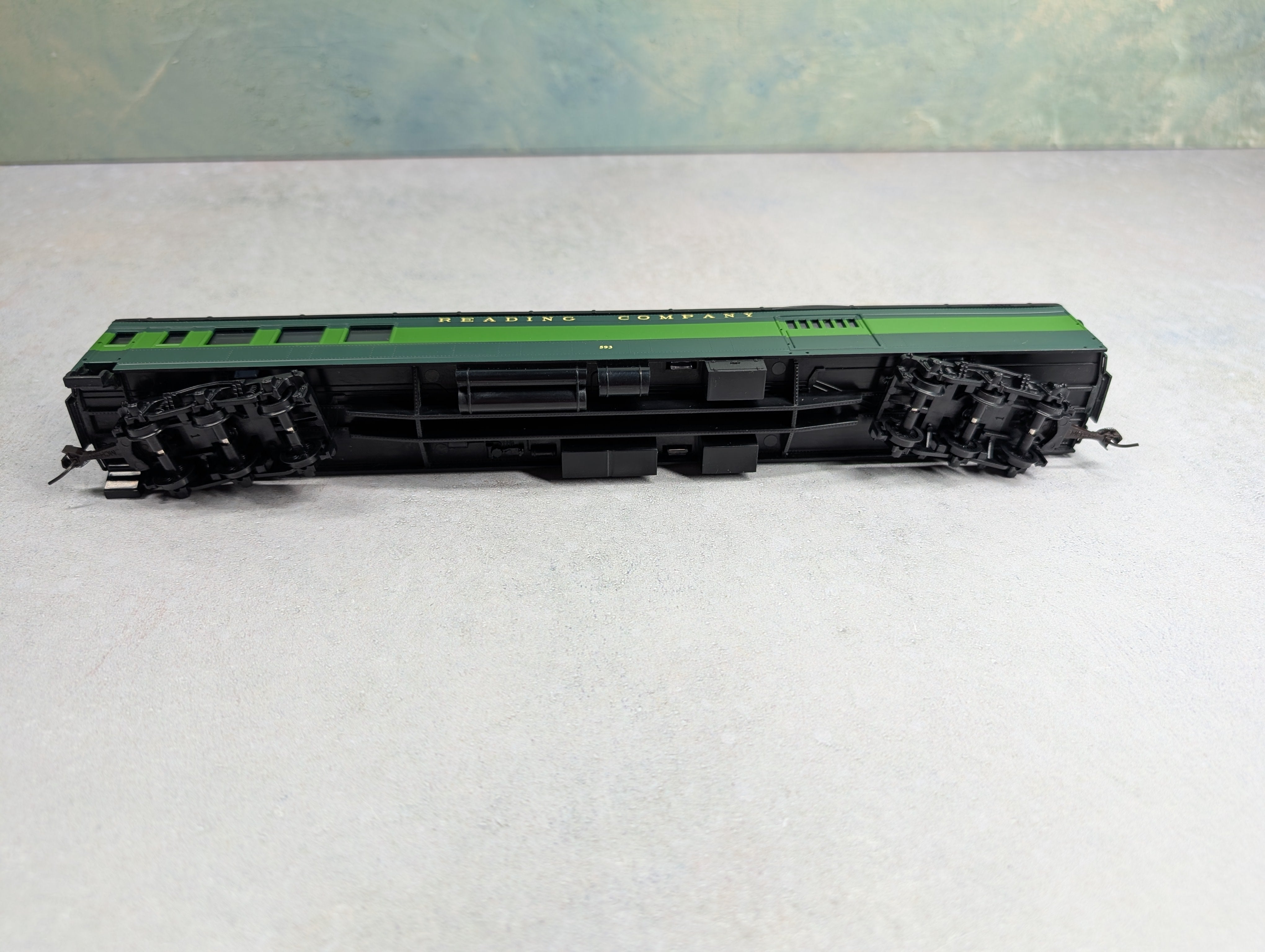 USED IHC 47572 HO Scale Combine Heavyweight Passenger Car Reading #593