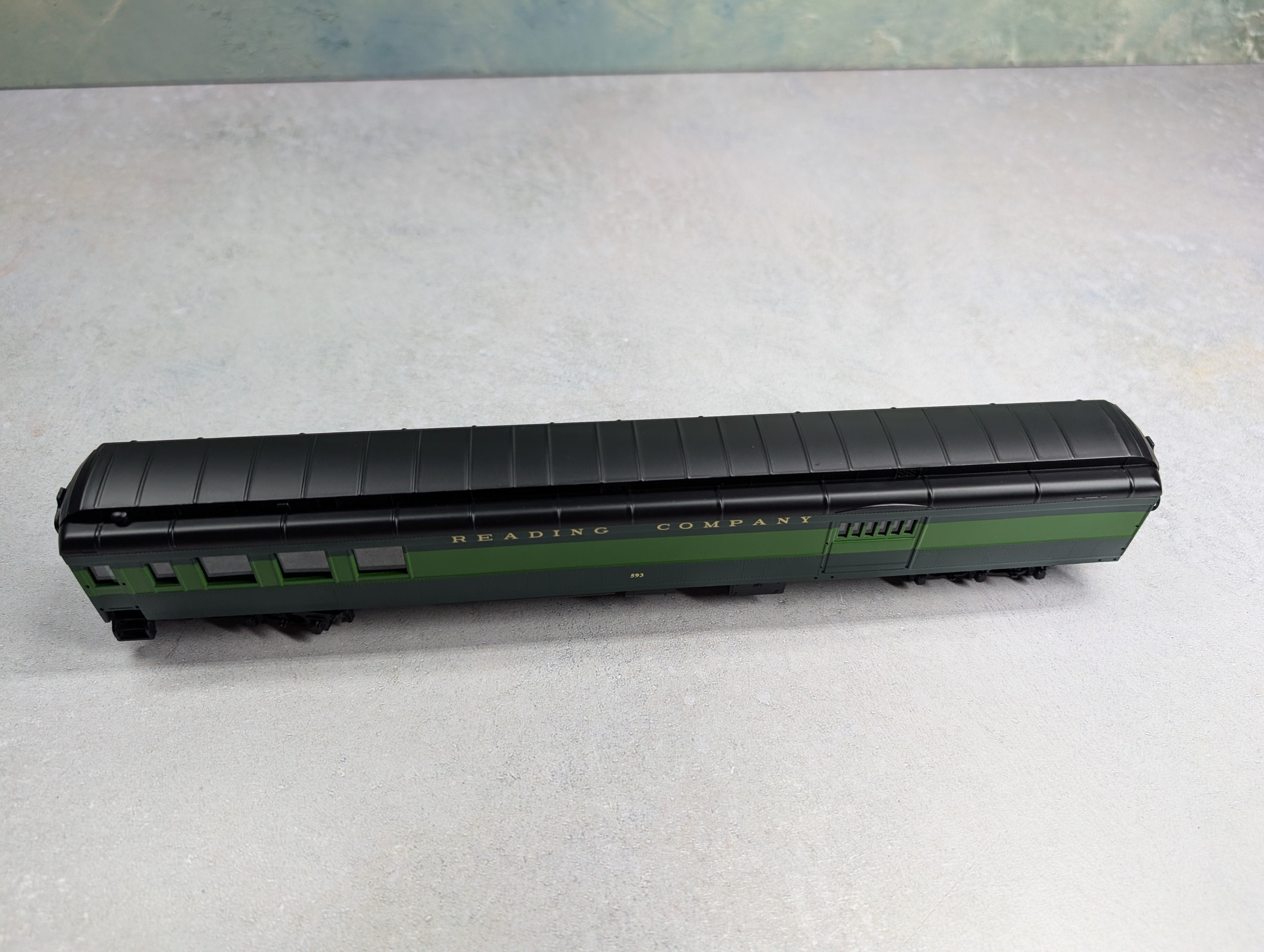 USED IHC 47572 HO Scale Combine Heavyweight Passenger Car Reading #593