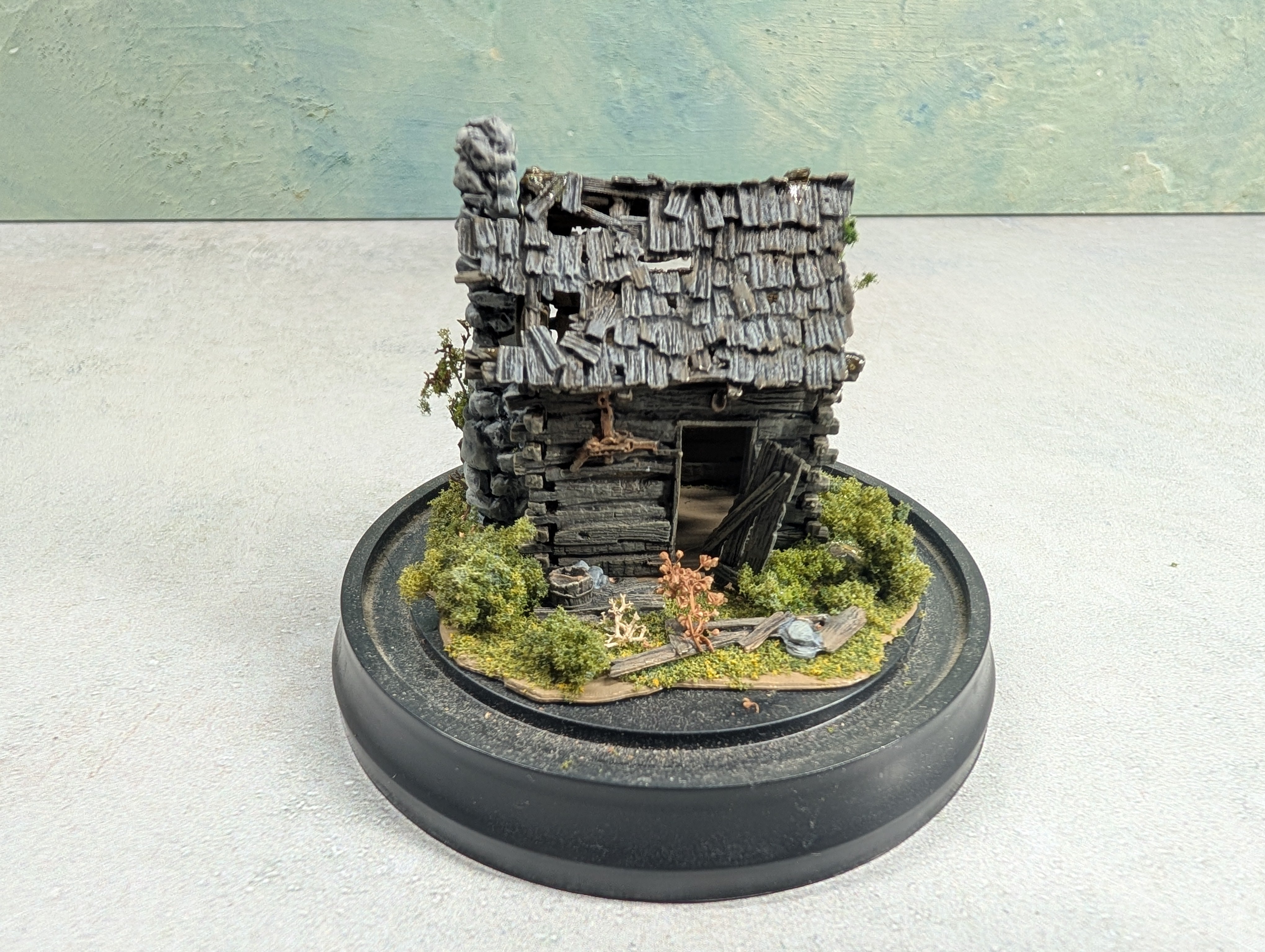 USED Woodland Scenics HO Scale Mini-Scene Abandoned Log Cabin w/ Glass Dome Display, Metal