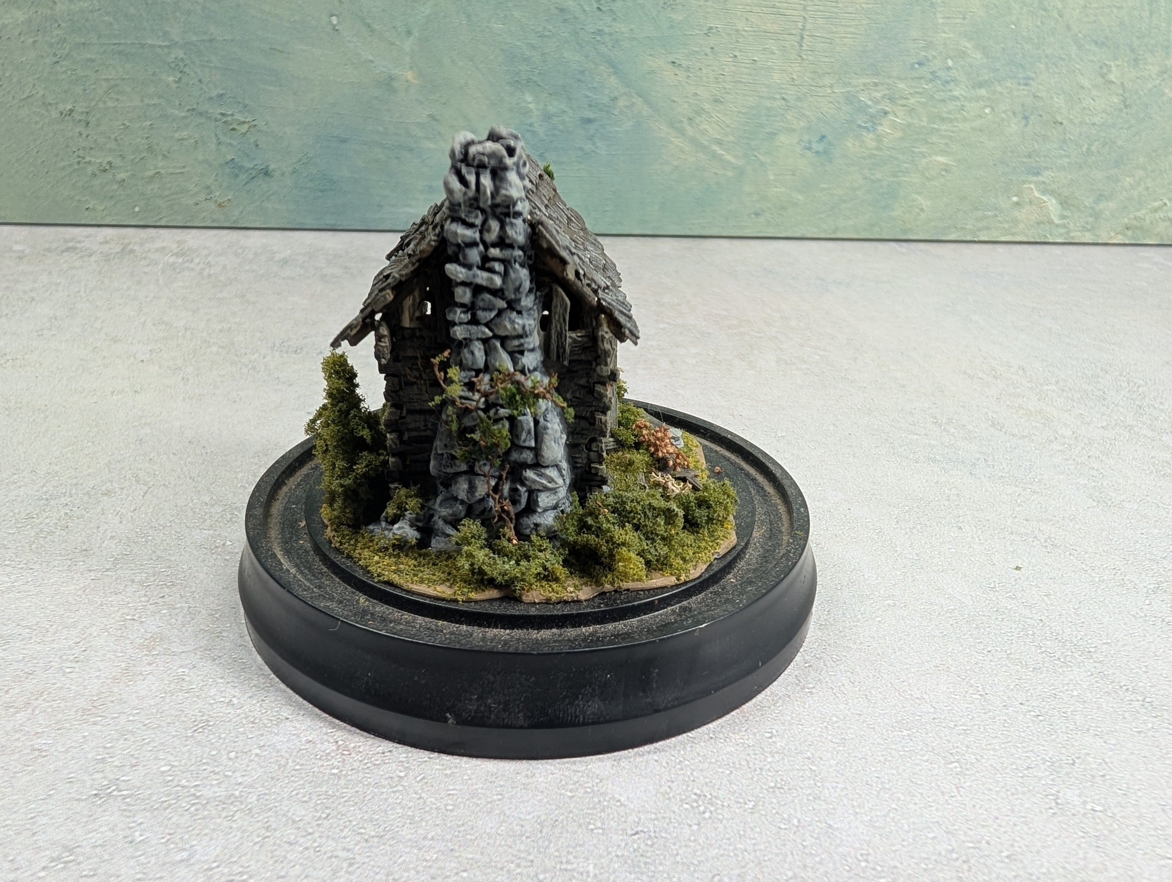 USED Woodland Scenics HO Scale Mini-Scene Abandoned Log Cabin w/ Glass Dome Display, Metal