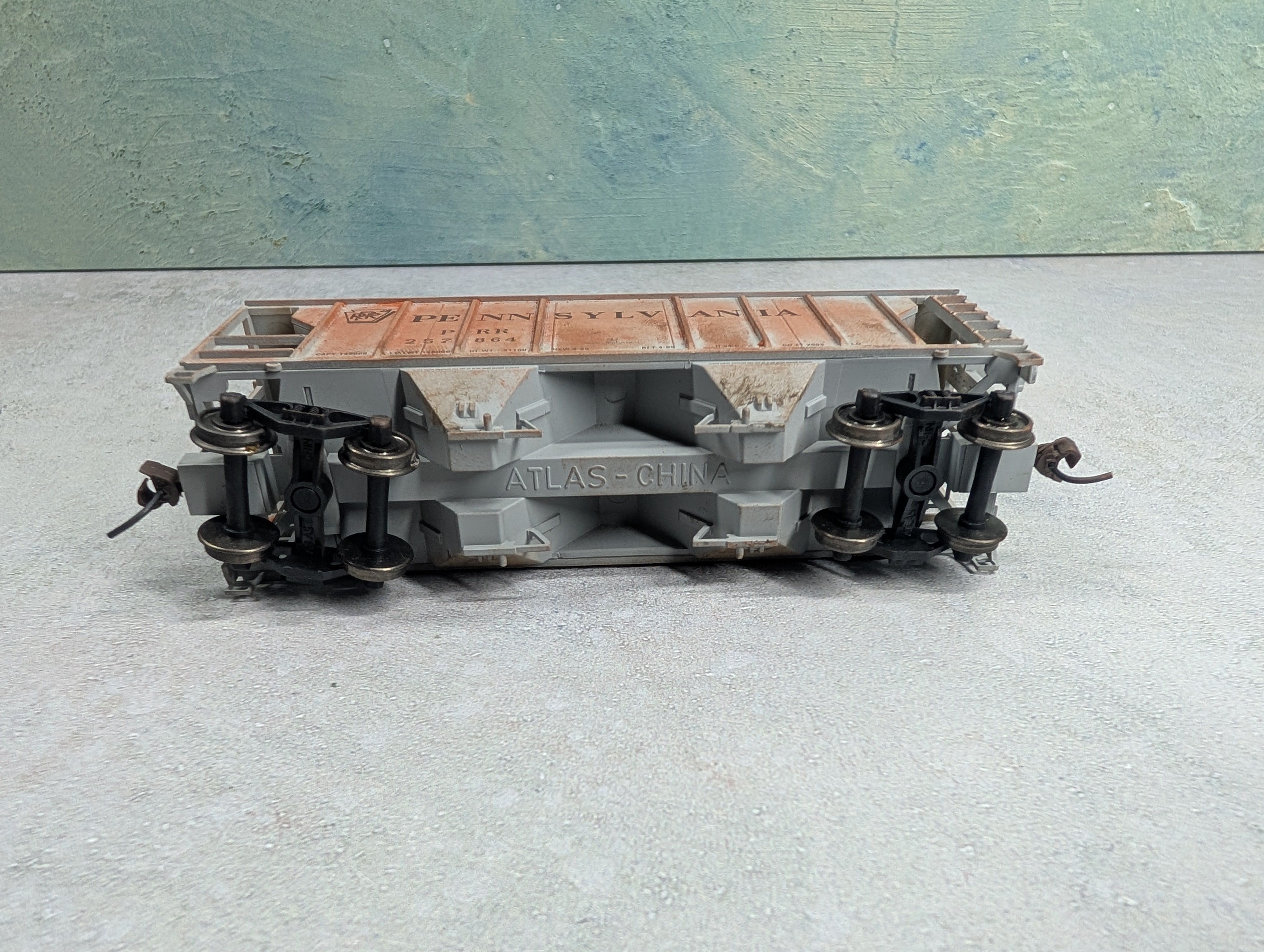 USED Atlas HO Scale Beautifully Weathered Covered Hopper Pennsylvania PRR #257864