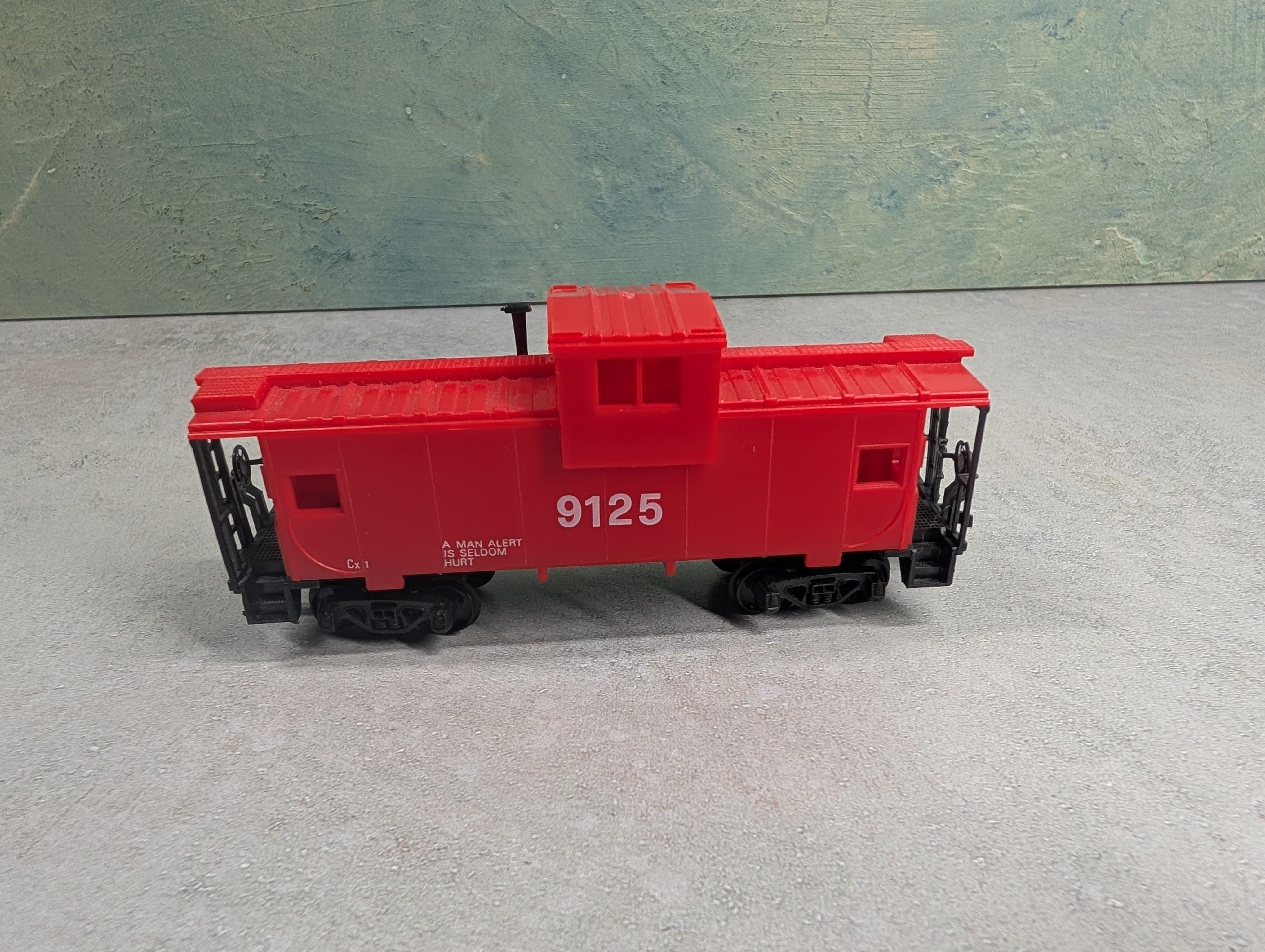 USED HO Scale Red Safety Caboose #9125