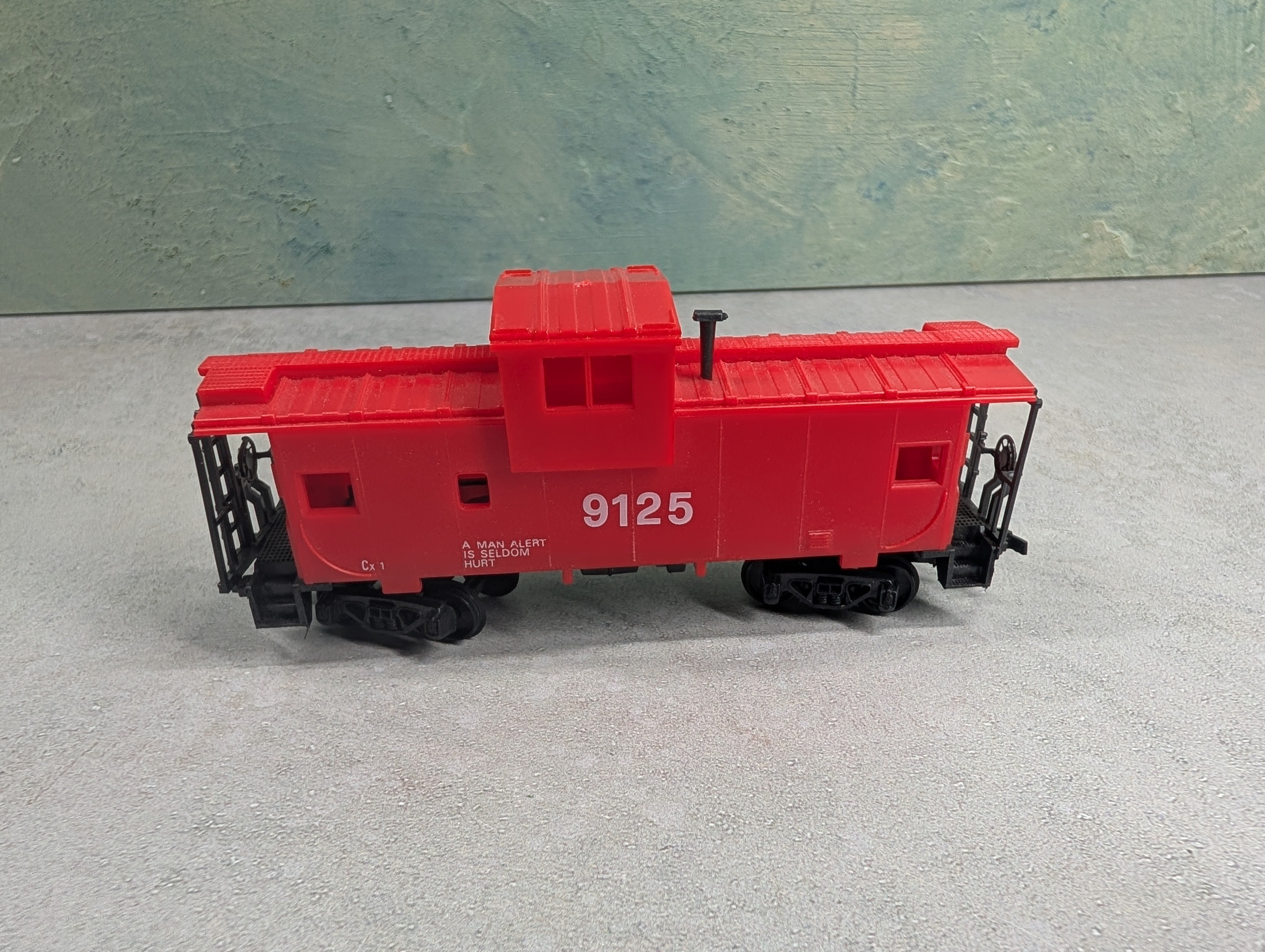 USED HO Scale Red Safety Caboose #9125