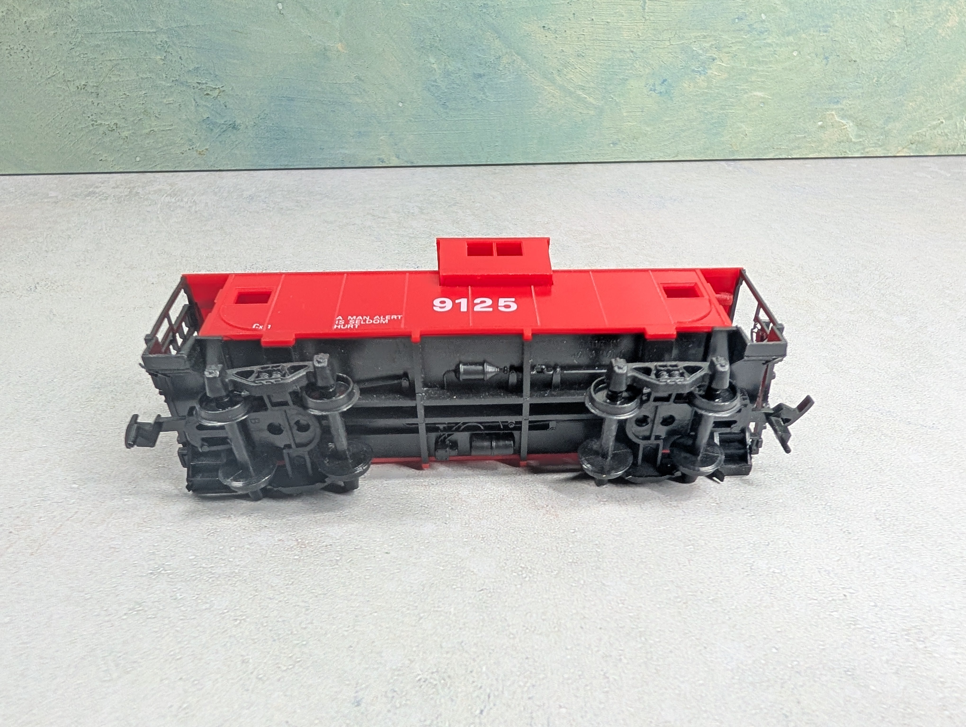 USED HO Scale Red Safety Caboose #9125