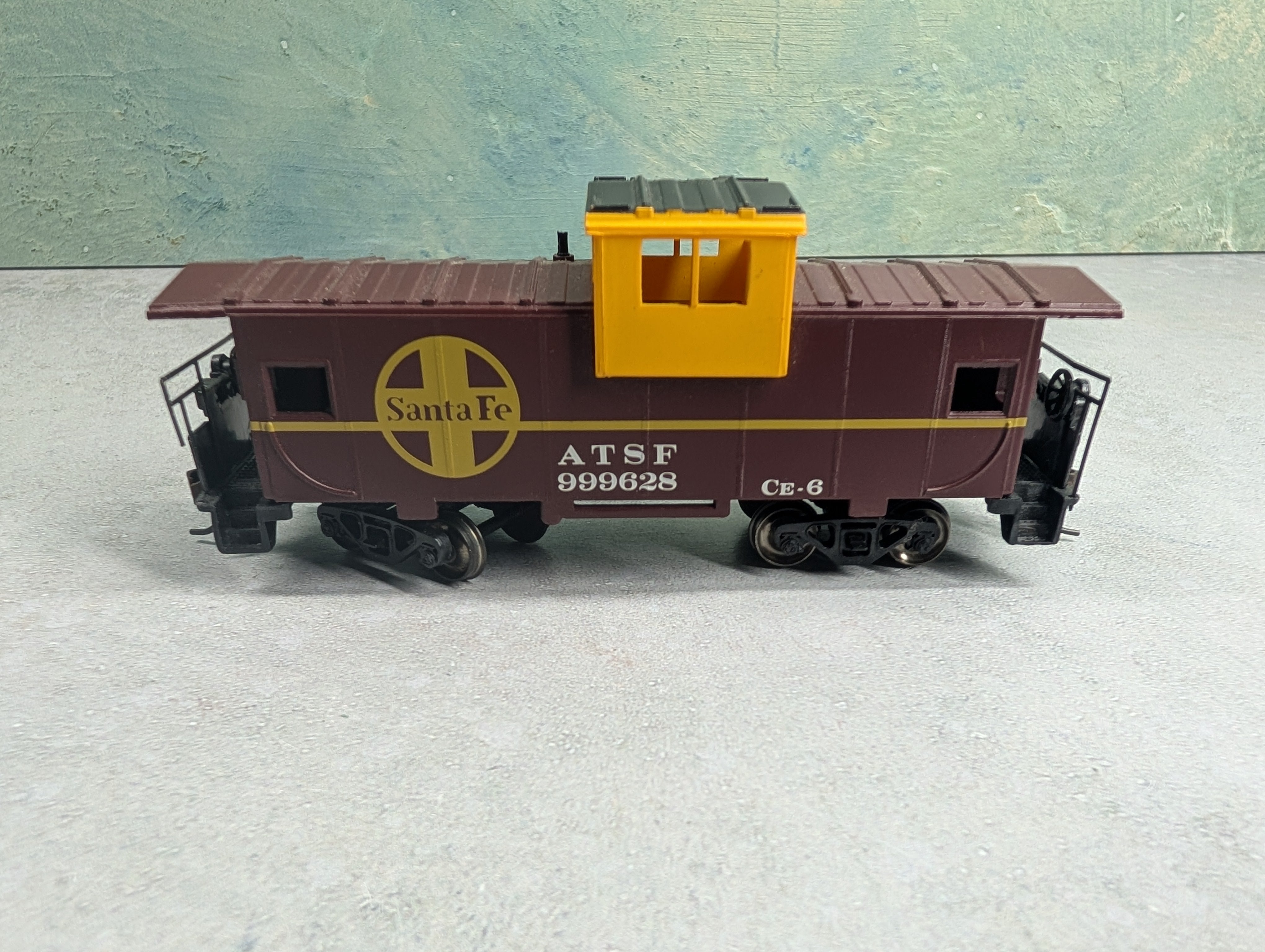 USED Bachmann HO Scale Caboose Santa Fe #999628 Metal Wheels & Gearboxes