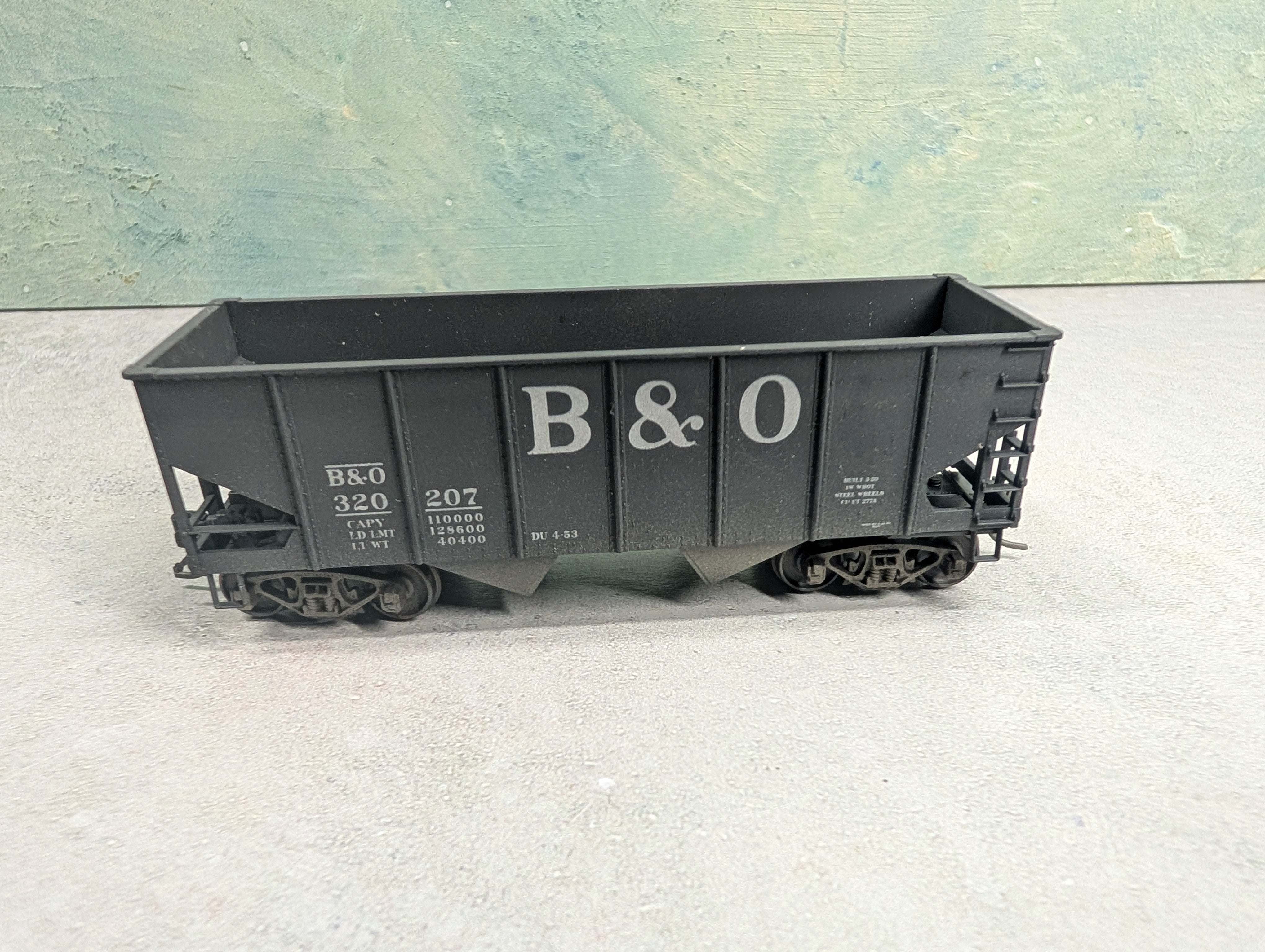 USED Accurail HO Scale 2 Bay Hopper Baltimore and Ohio B&O #320207 Lightly Weathered
