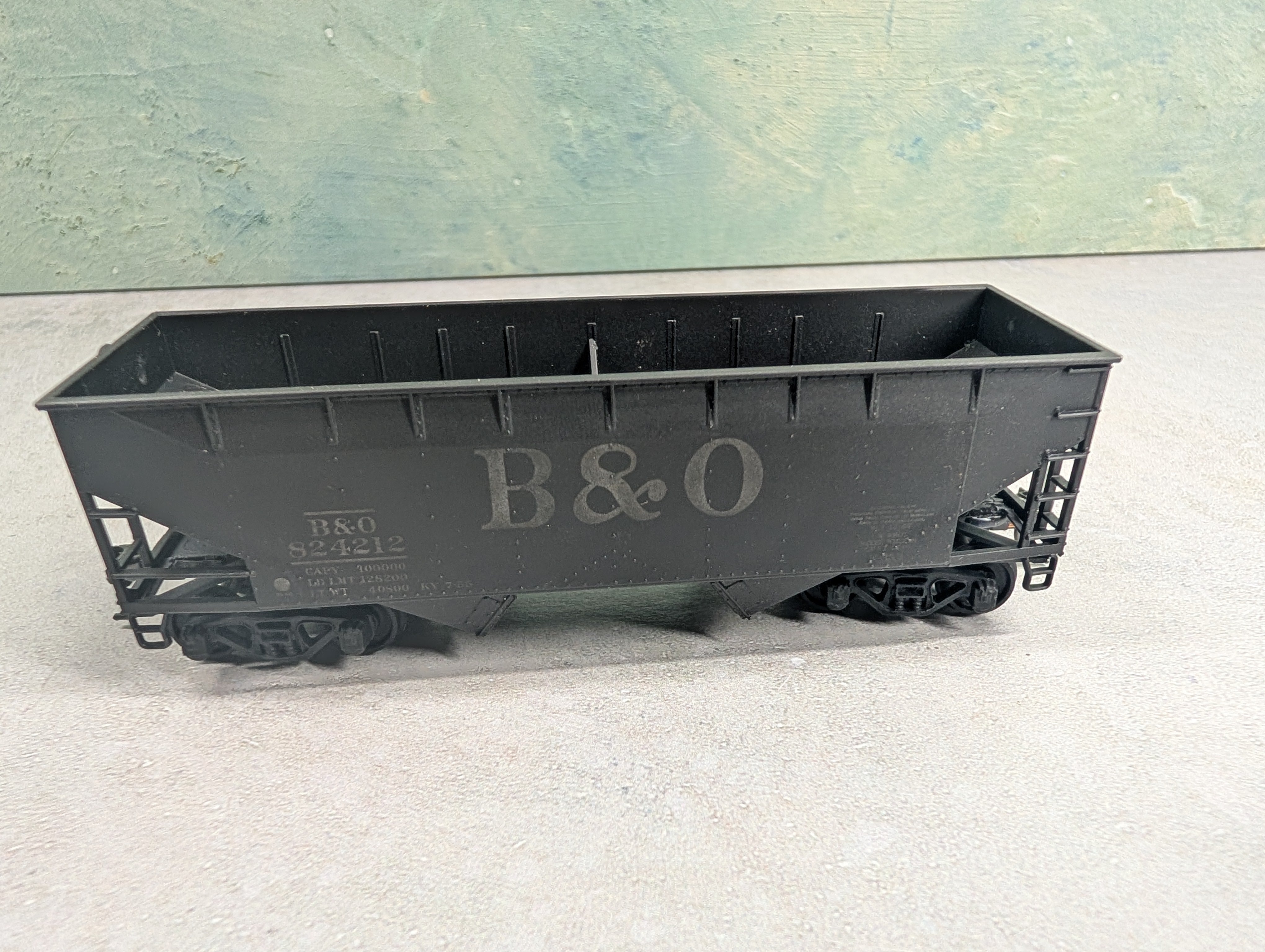 USED Athearn HO Scale 2 Bay Hopper Baltimore and Ohio B&O #824212 Lightly Weathered