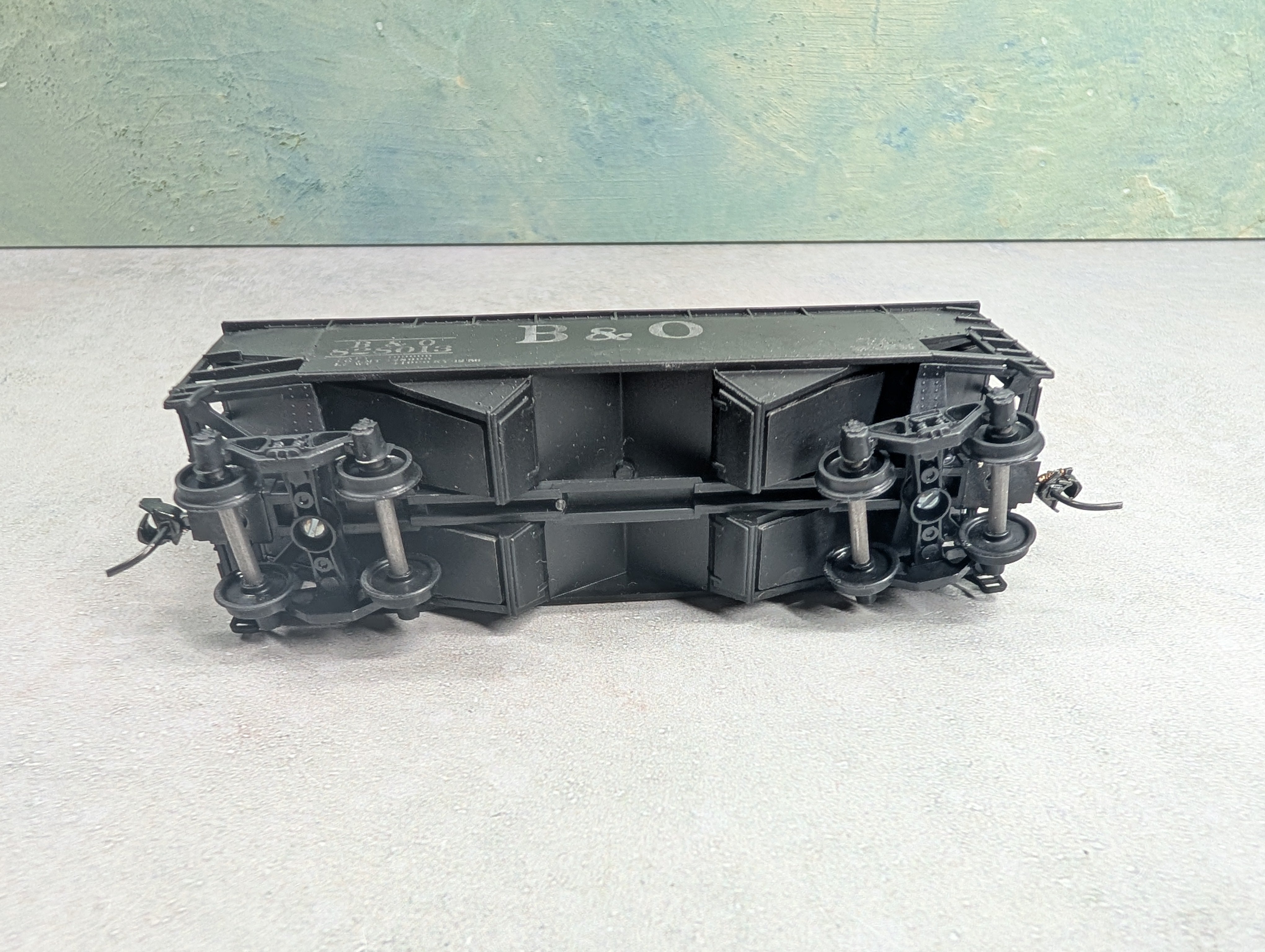 USED Athearn HO Scale 2 Bay Hopper Baltimore and Ohio B&O #828013 Lightly Weathered