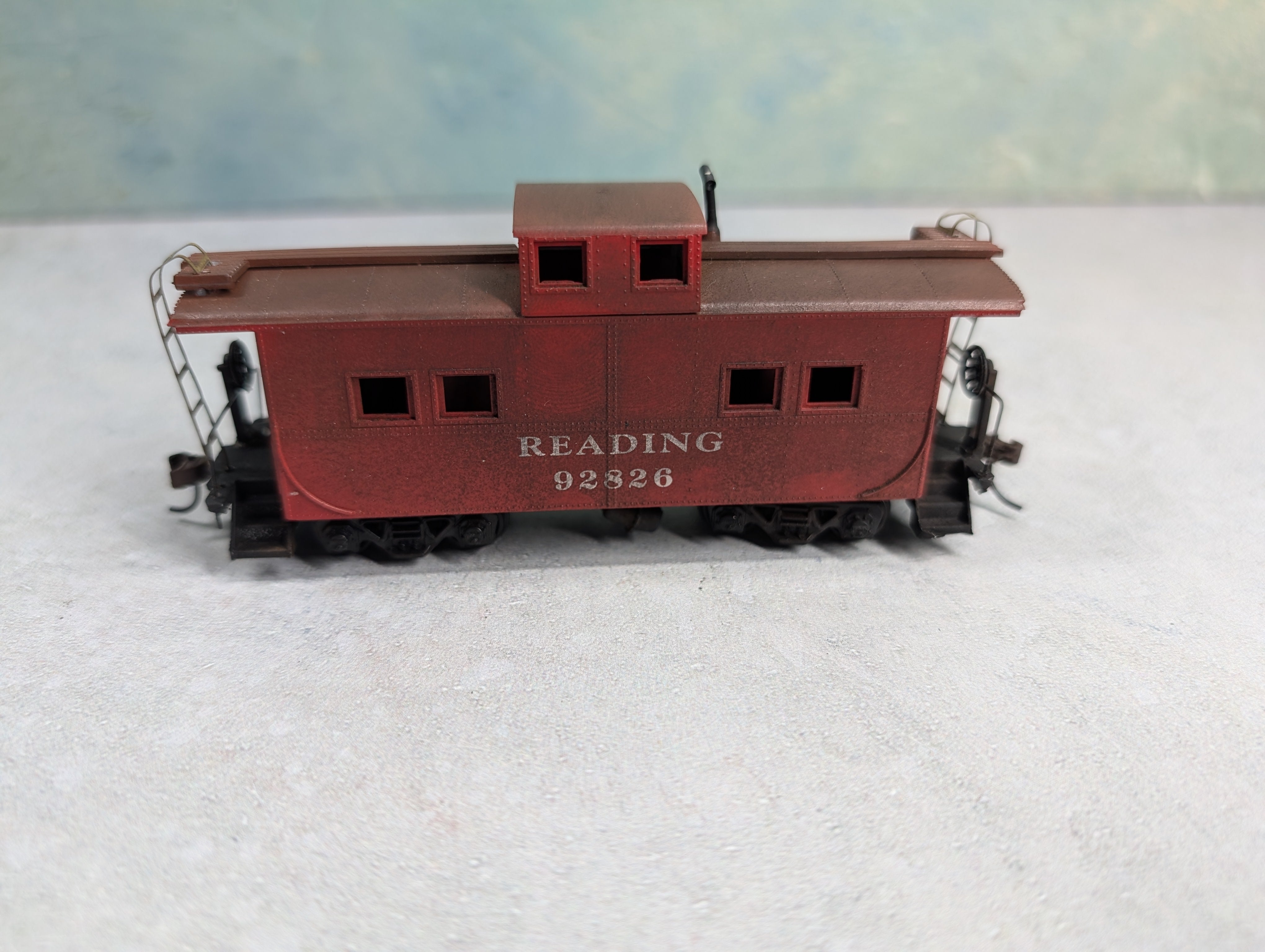 USED Roundhouse HO Scale Caboose Reading #92826 Weathered