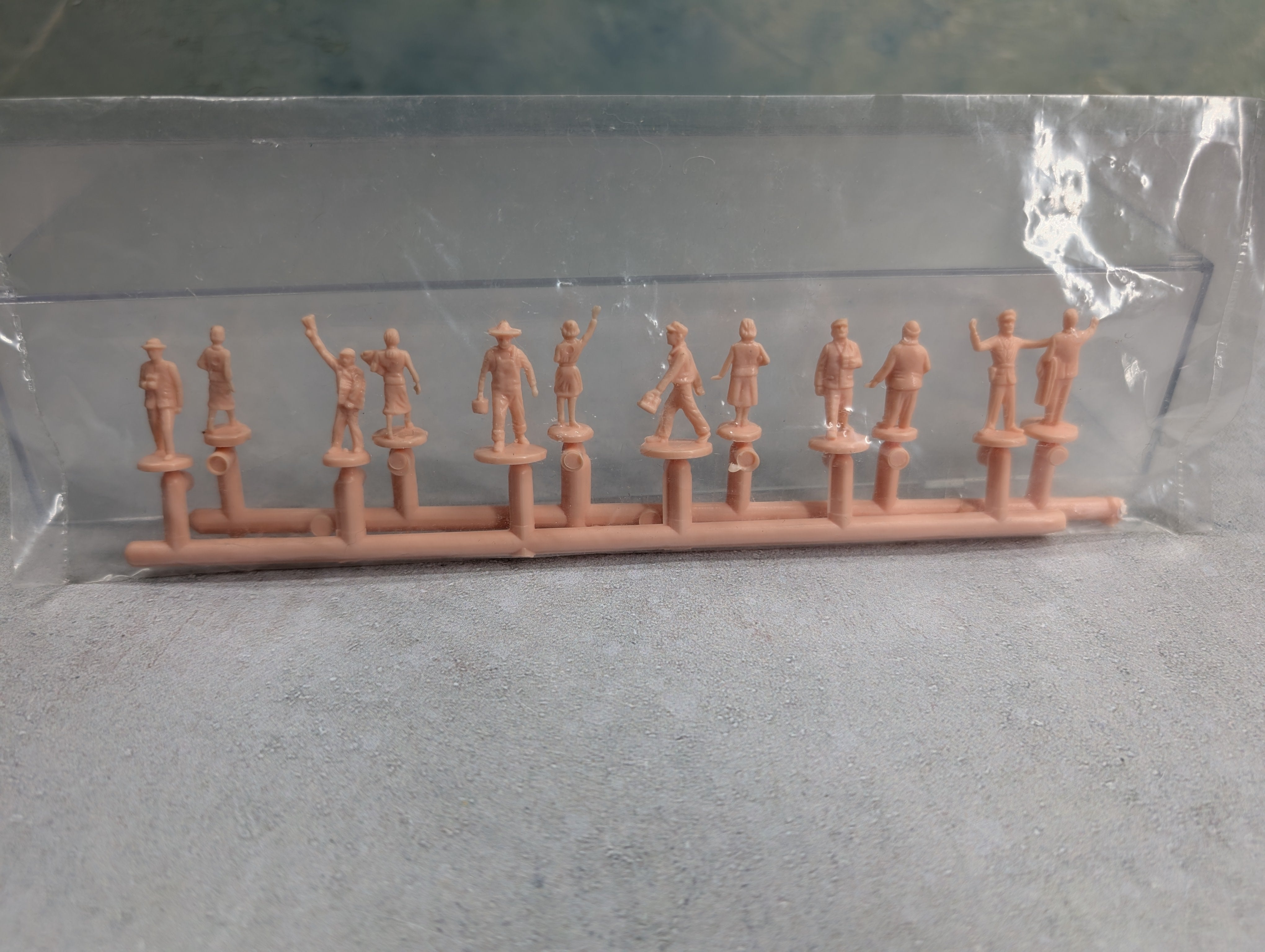 HO Scale Sealed Package of Unpainted Figures (12 pcs)