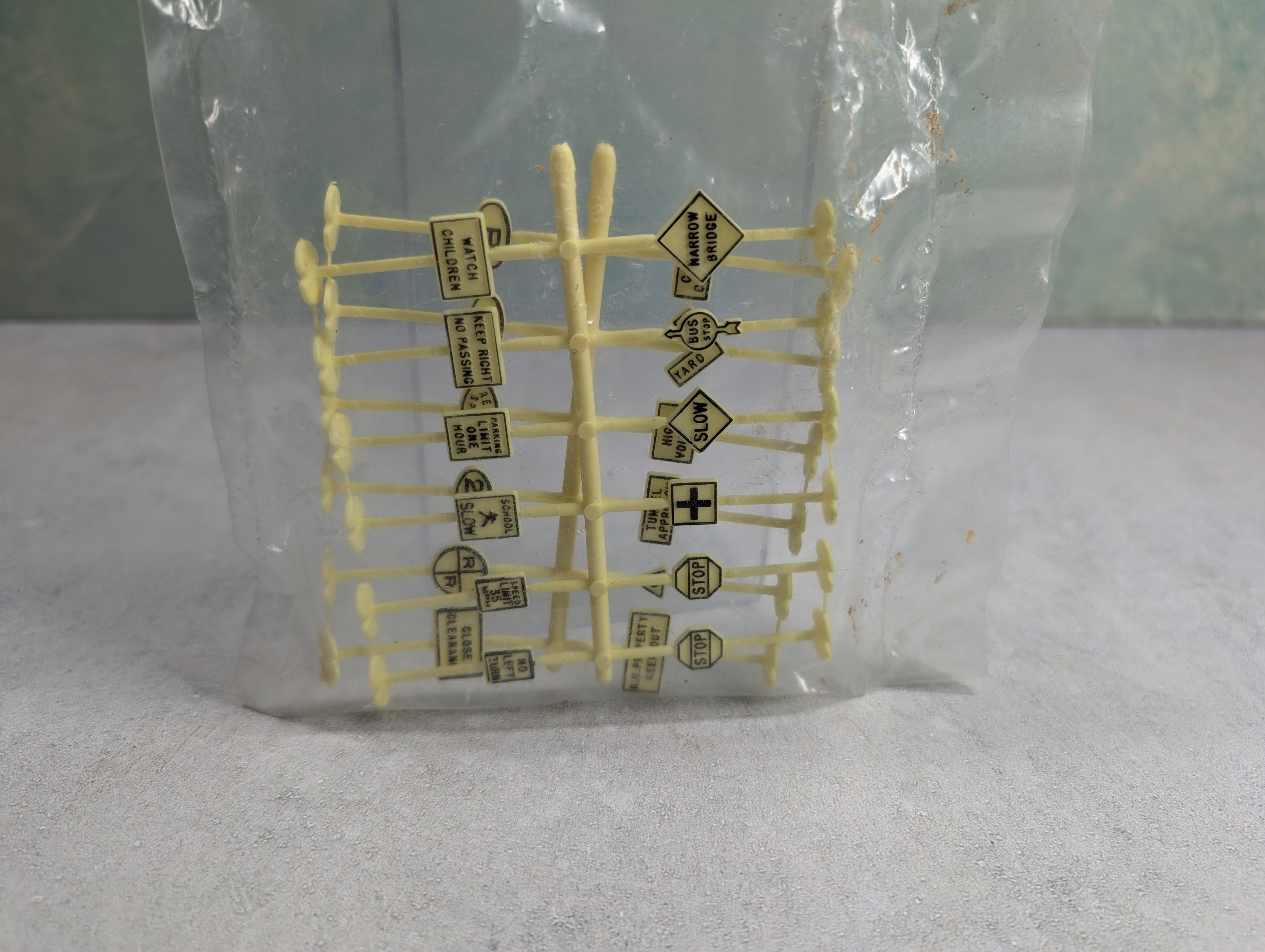 HO Scale Sealed Bag of Road Signs