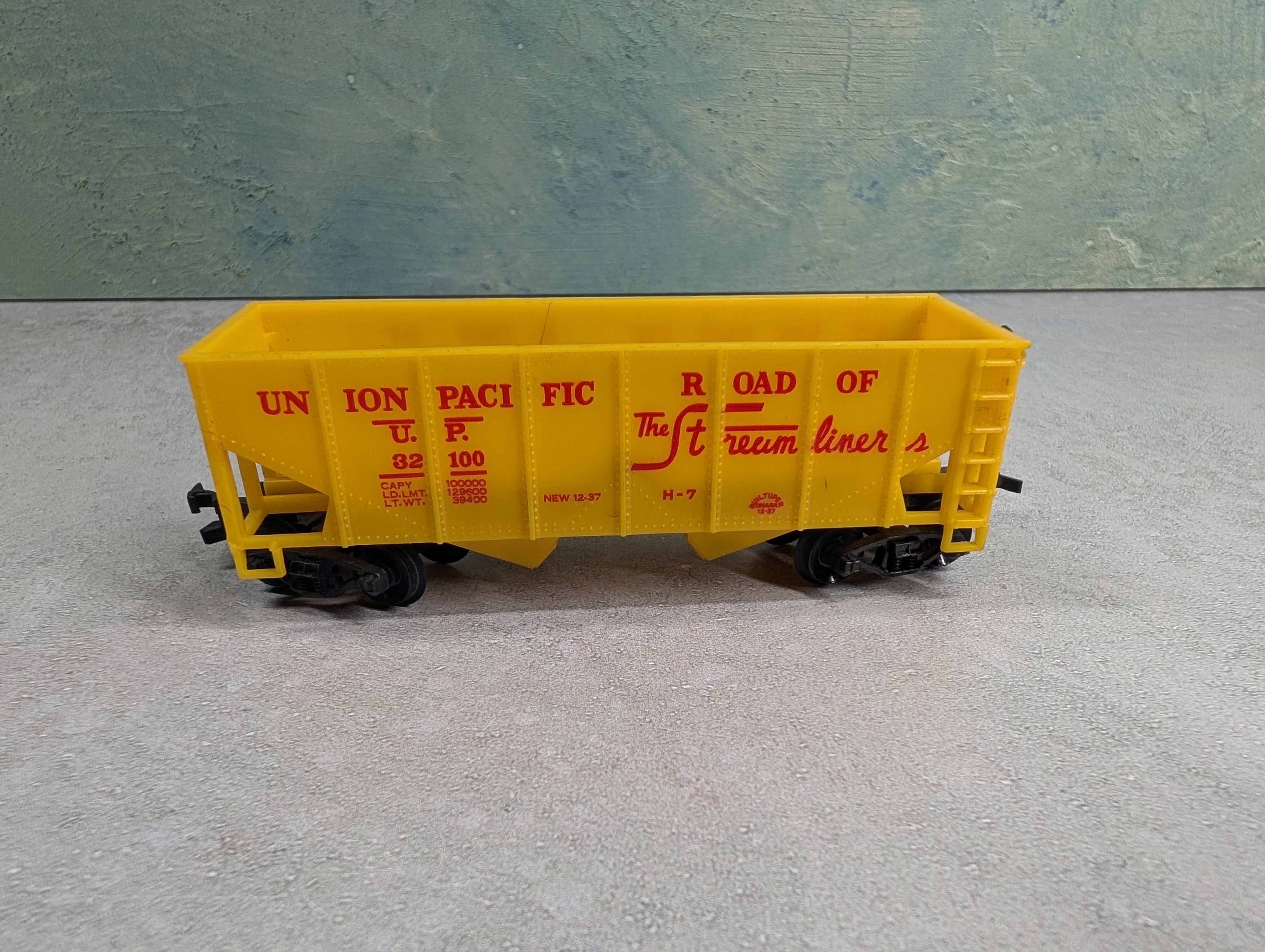 USED HO Scale 2 Bay Hopper Union Pacific 32100 #12-37