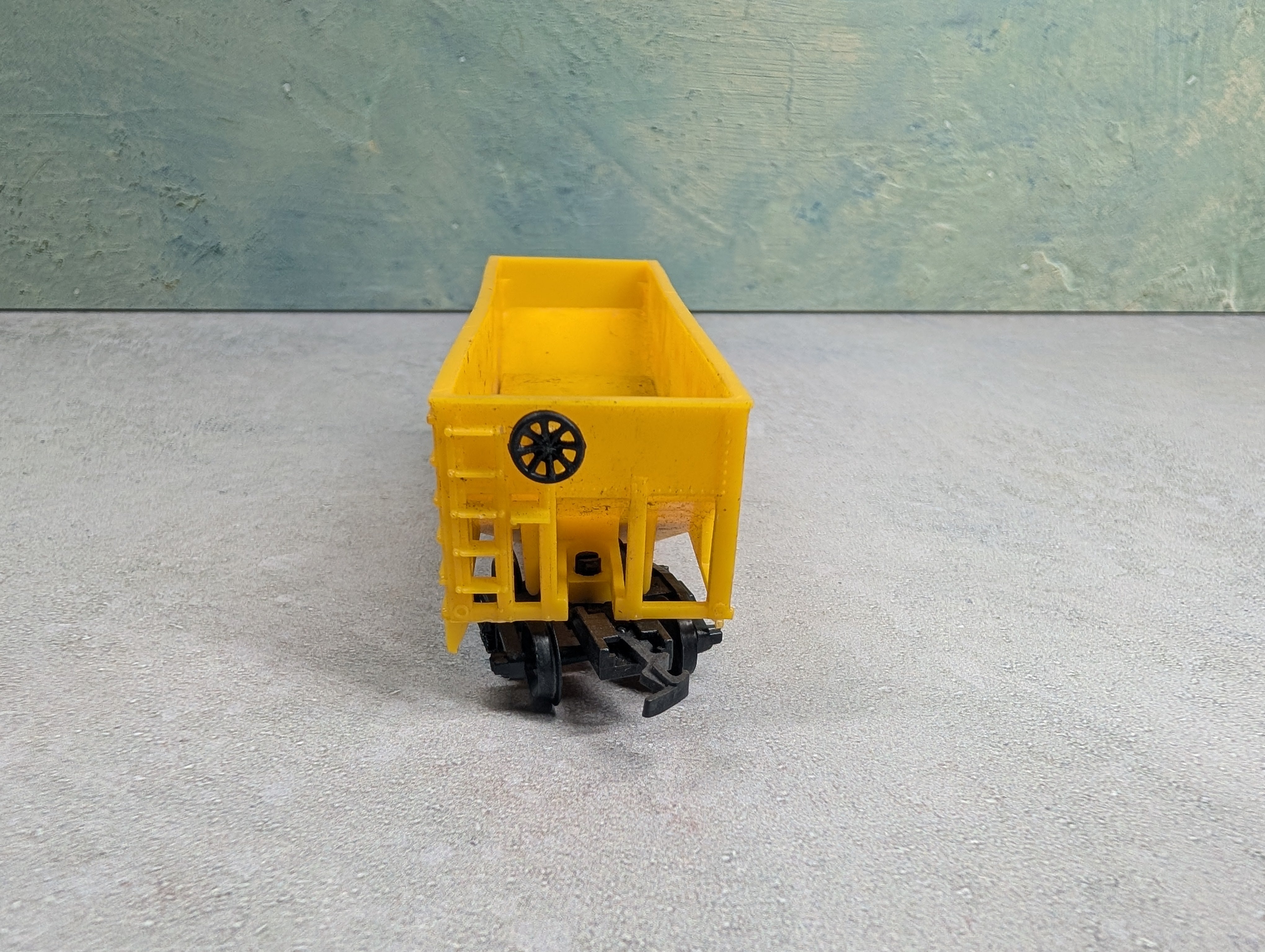 USED HO Scale 2 Bay Hopper Union Pacific 32100 #12-37