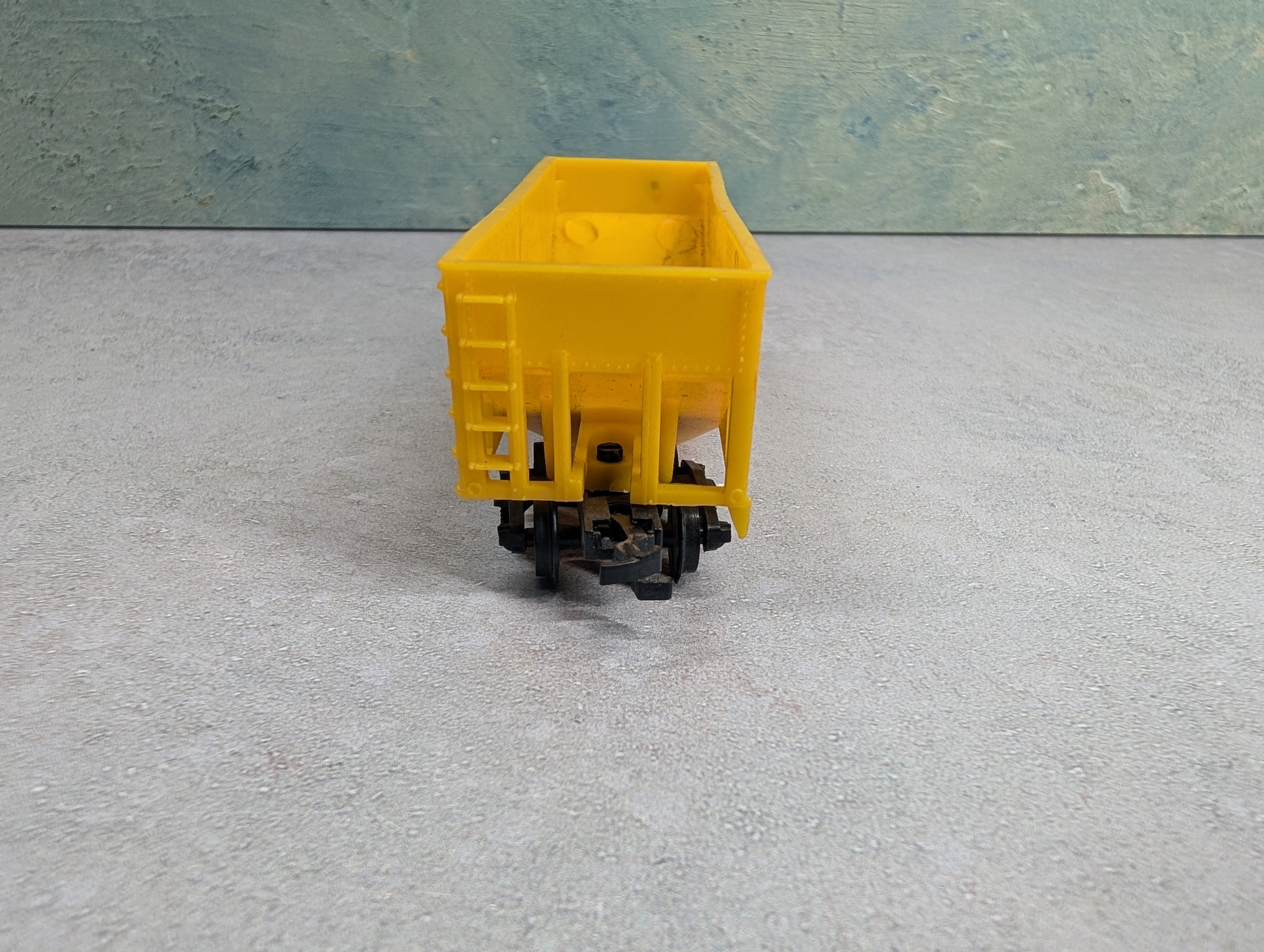 USED HO Scale 2 Bay Hopper Union Pacific 32100 #12-37