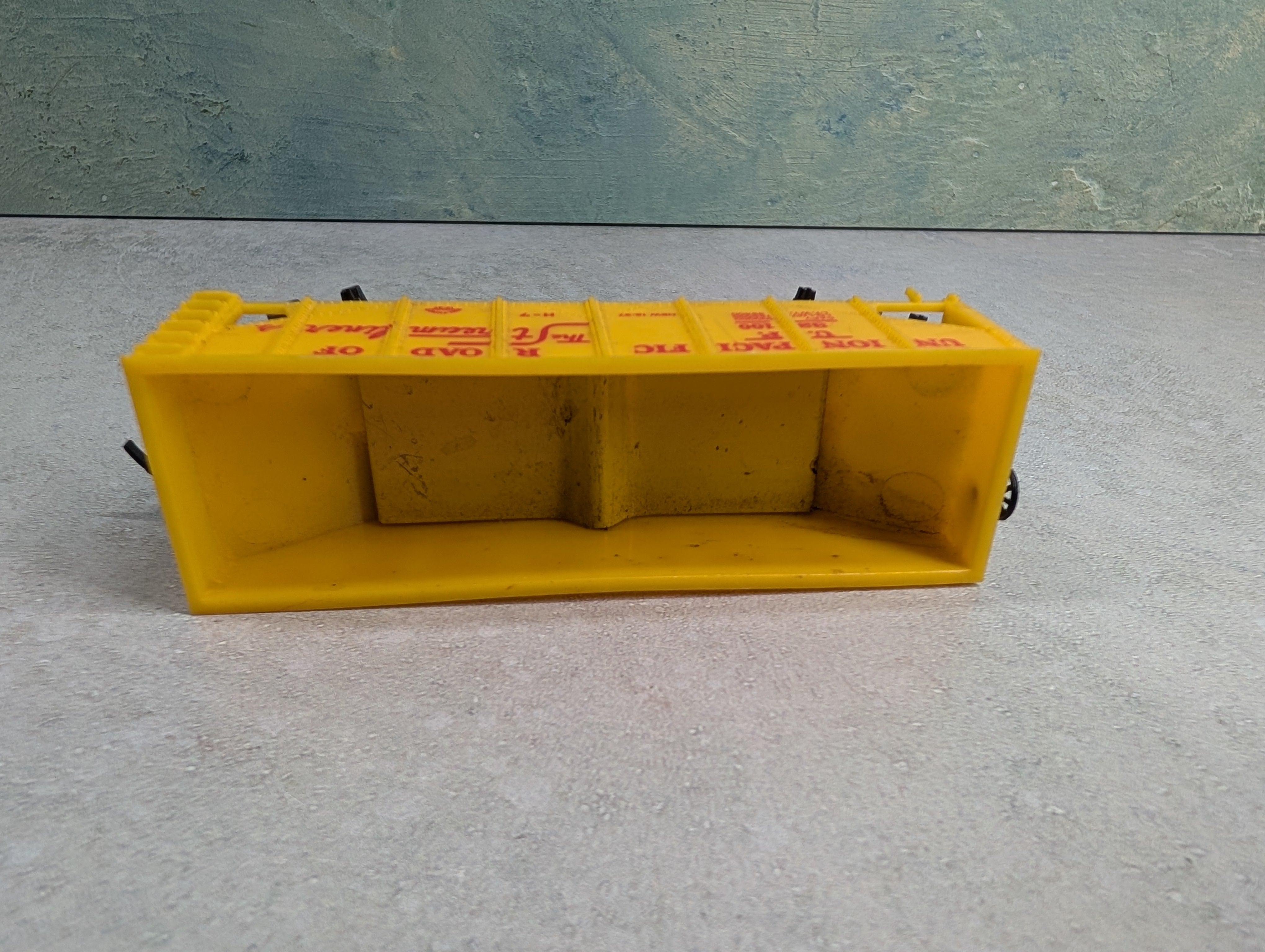 USED HO Scale 2 Bay Hopper Union Pacific 32100 #12-37