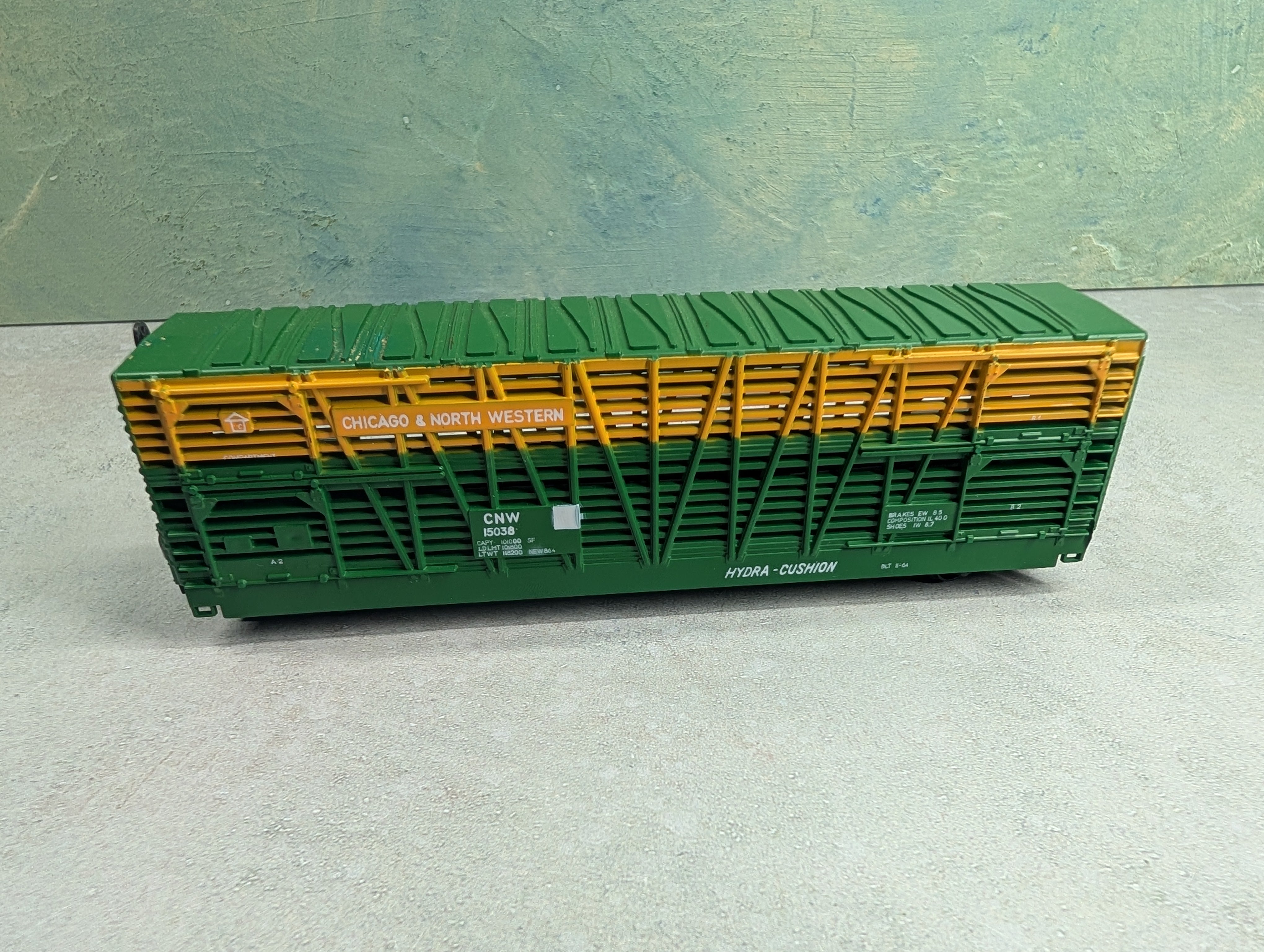 USED AHM HO Scale 50' Hydra-Cushion Cattle Stock Car Chicago & North Western CNW #15038