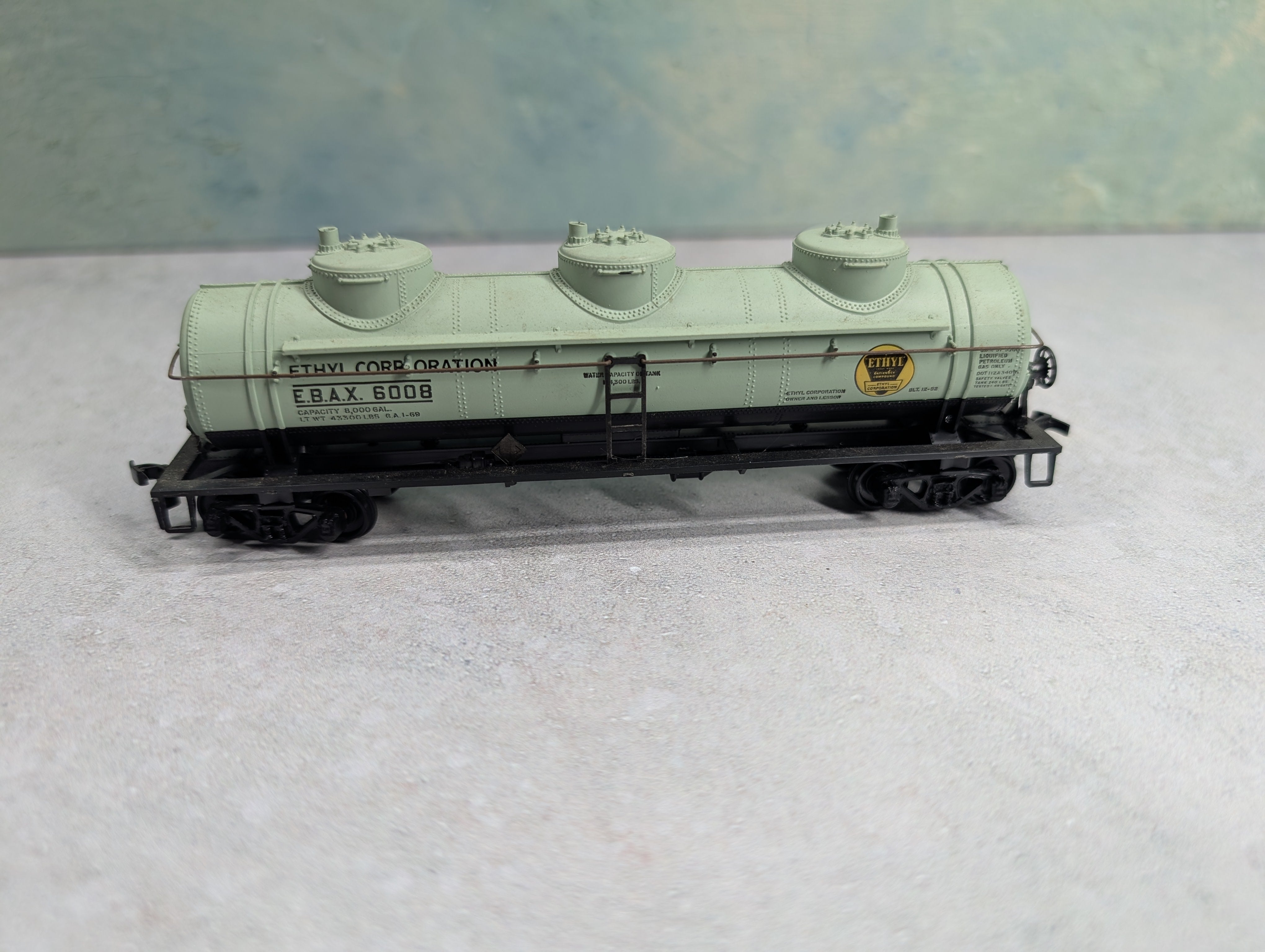 USED Athearn HO Scale 3 Dome Tank Car Ethyl Corporation EBAX #6008