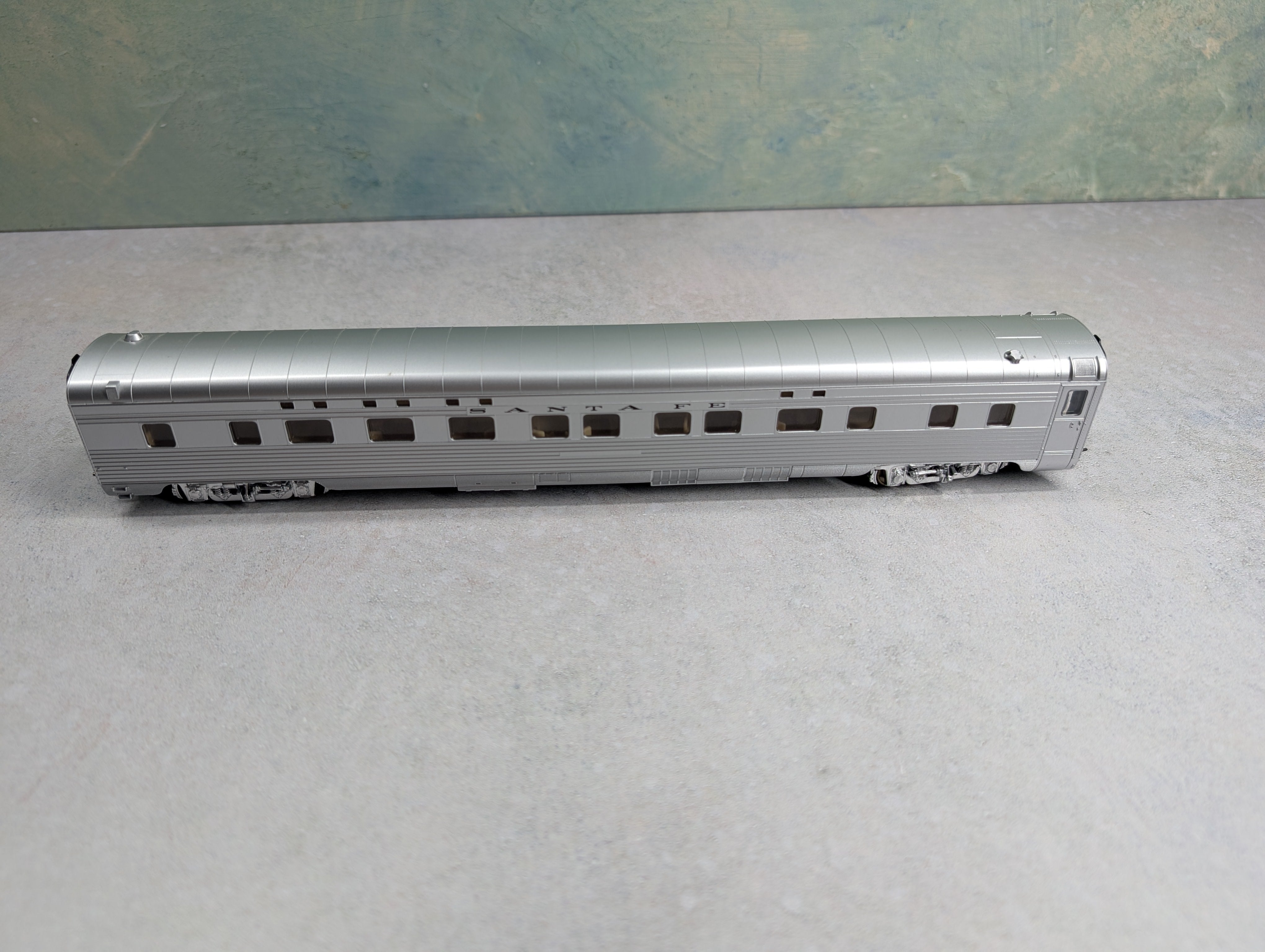 USED Walthers HO Scale 82' Aluminum Coach Passenger Car with Interior Santa Fe