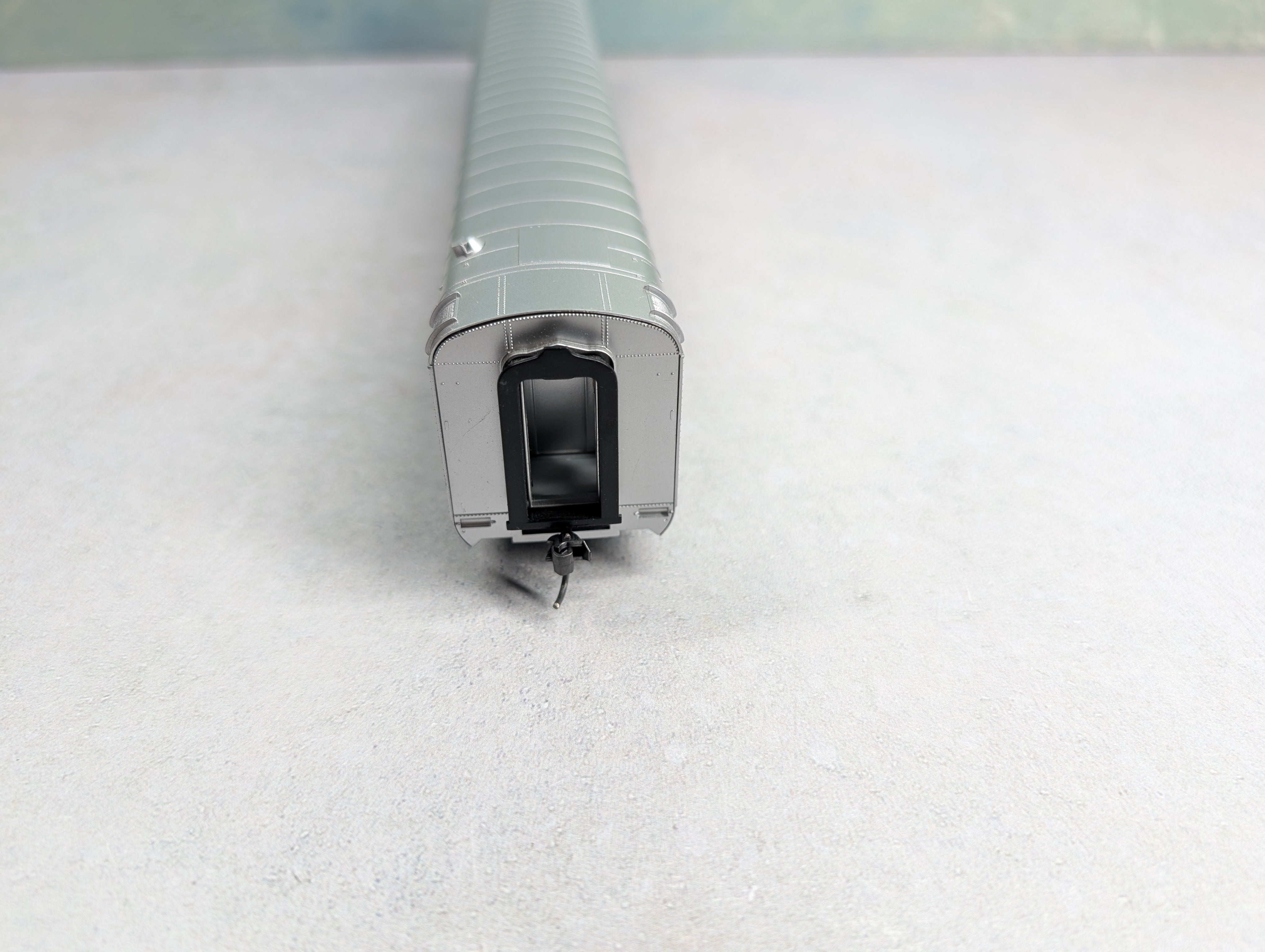 USED Walthers HO Scale 82' Aluminum Coach Passenger Car with Interior Santa Fe