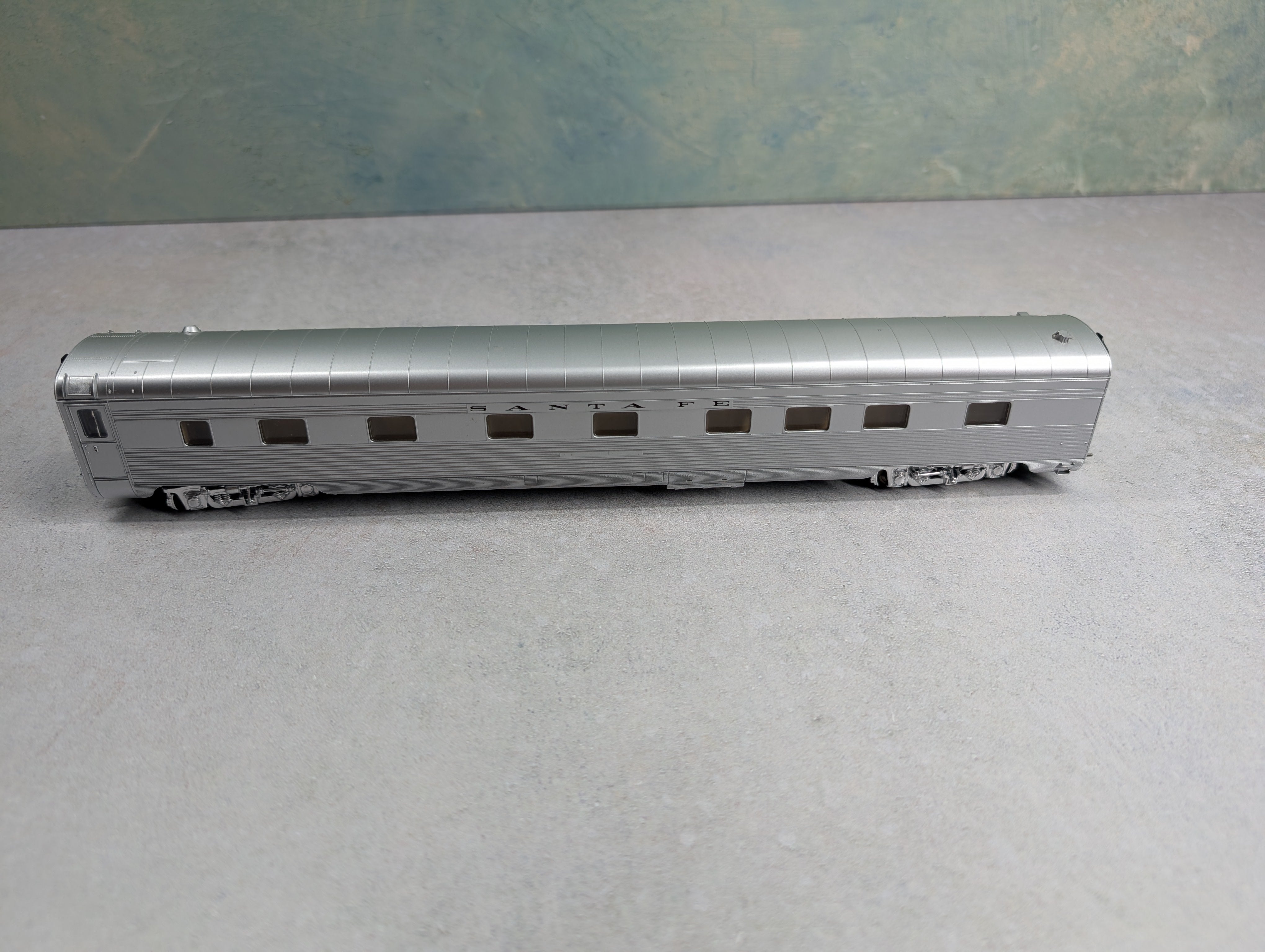 USED Walthers HO Scale 82' Aluminum Coach Passenger Car with Interior Santa Fe
