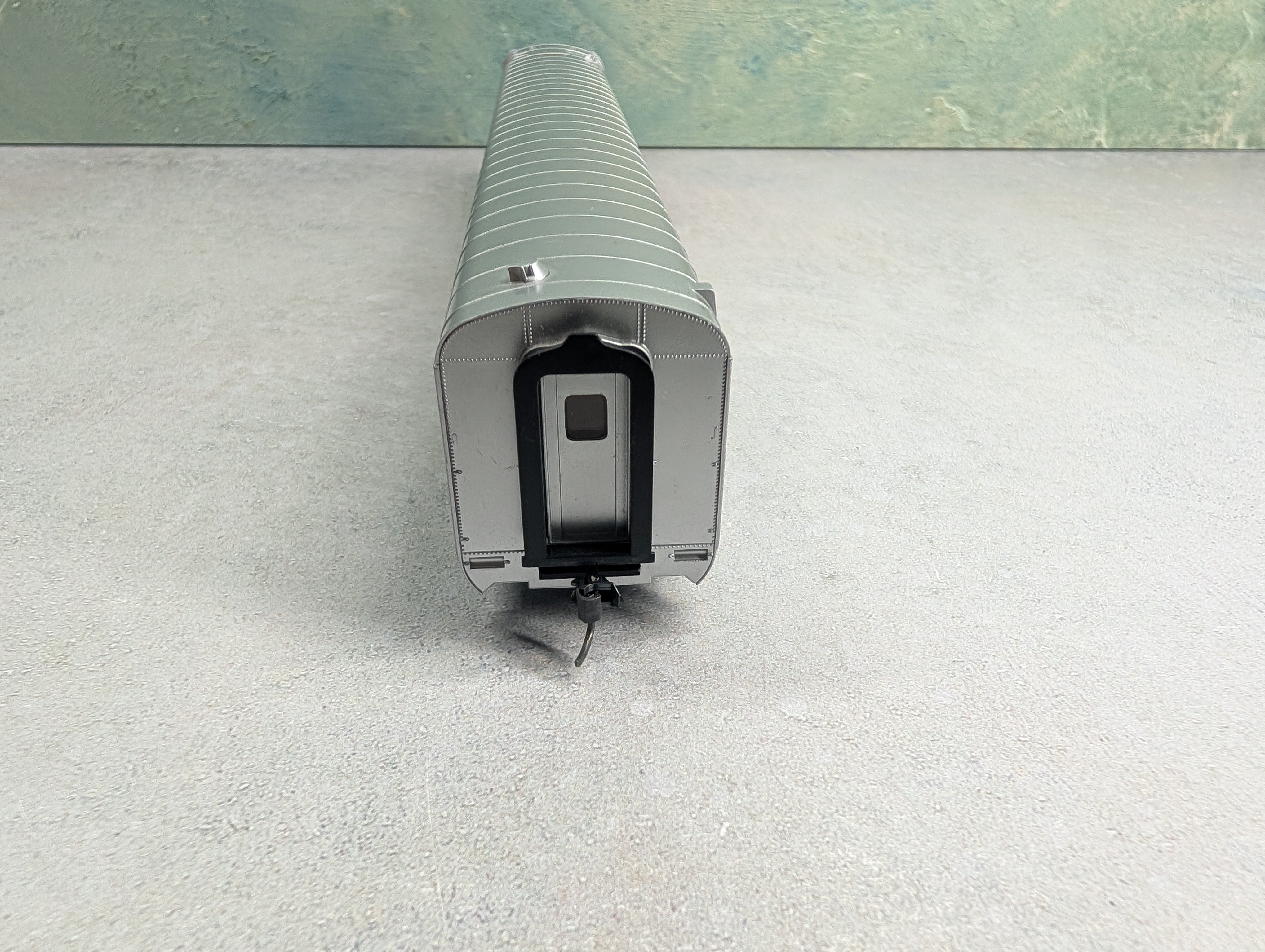 USED Walthers HO Scale 82' Aluminum Coach Passenger Car with Interior Santa Fe