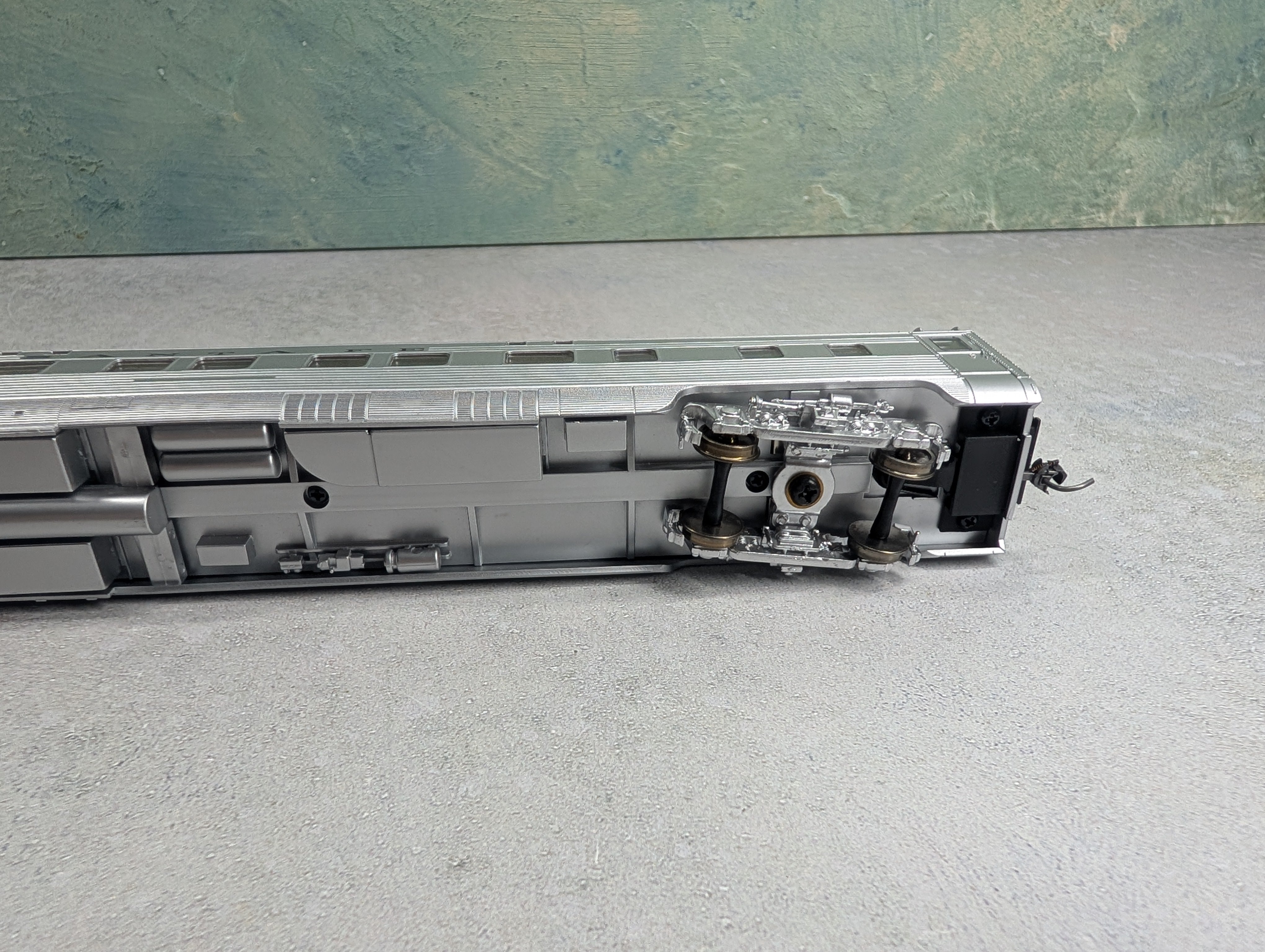 USED Walthers HO Scale 82' Aluminum Coach Passenger Car with Interior Santa Fe