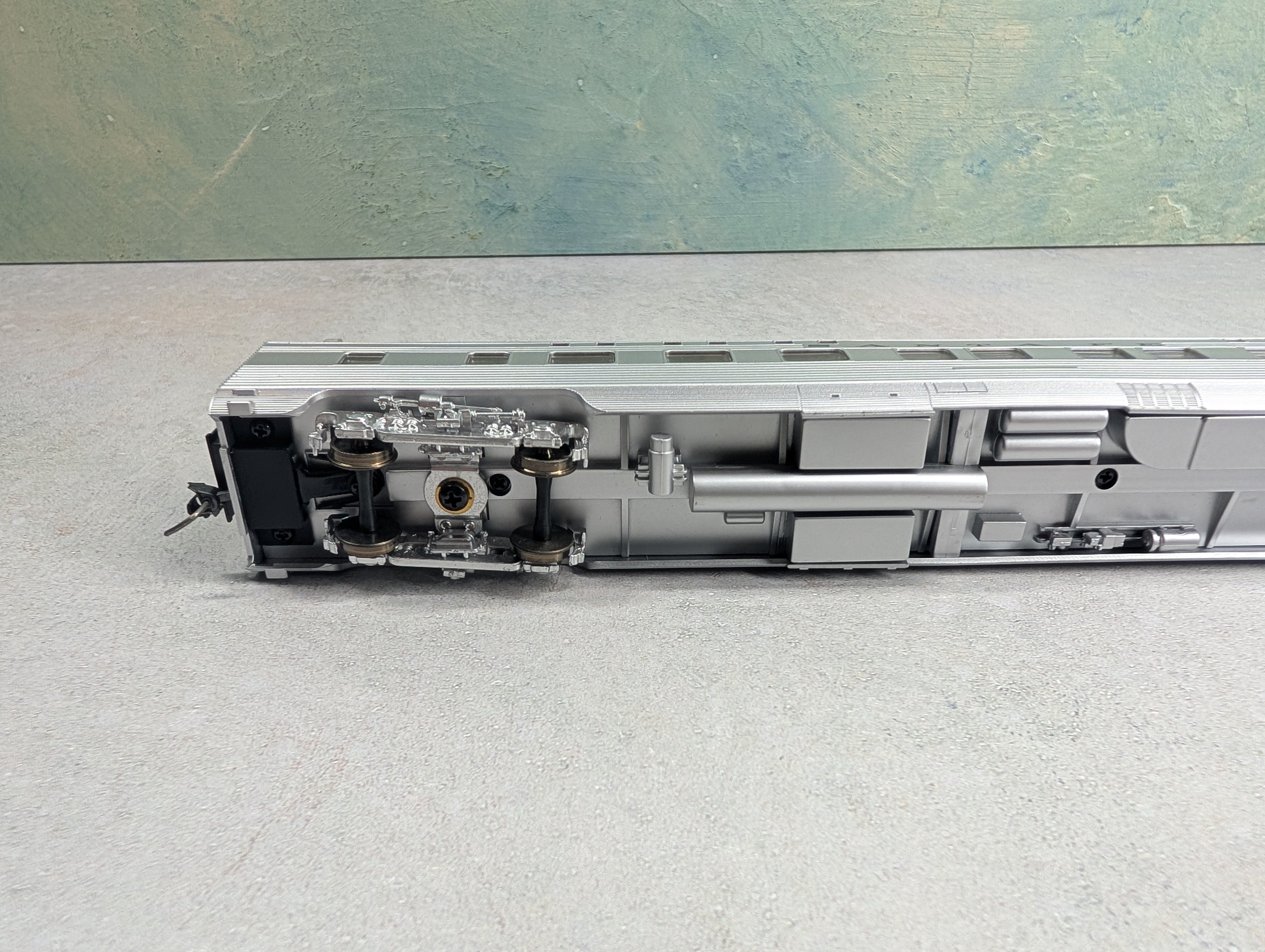 USED Walthers HO Scale 82' Aluminum Coach Passenger Car with Interior Santa Fe