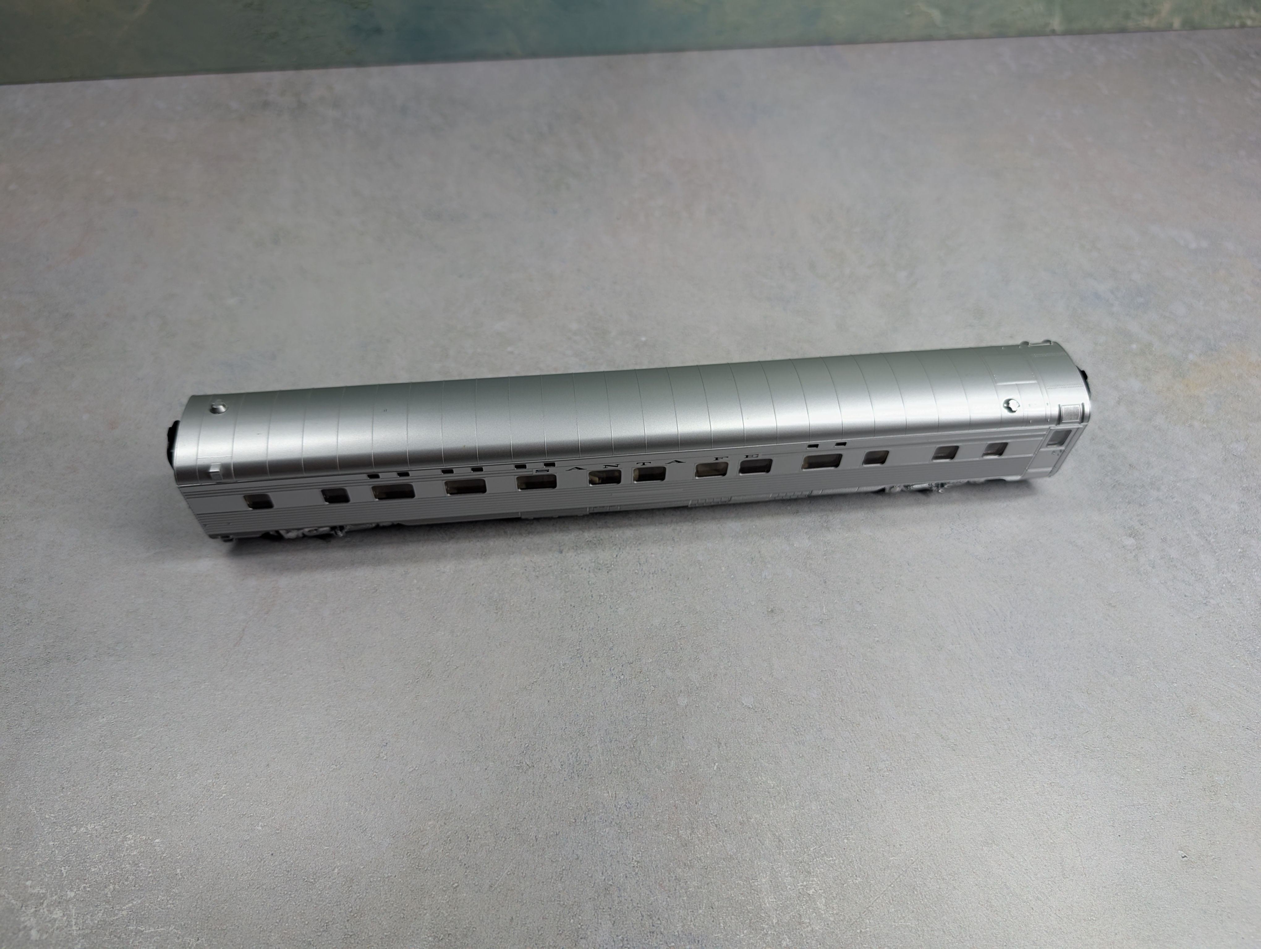 USED Walthers HO Scale 82' Aluminum Coach Passenger Car with Interior Santa Fe