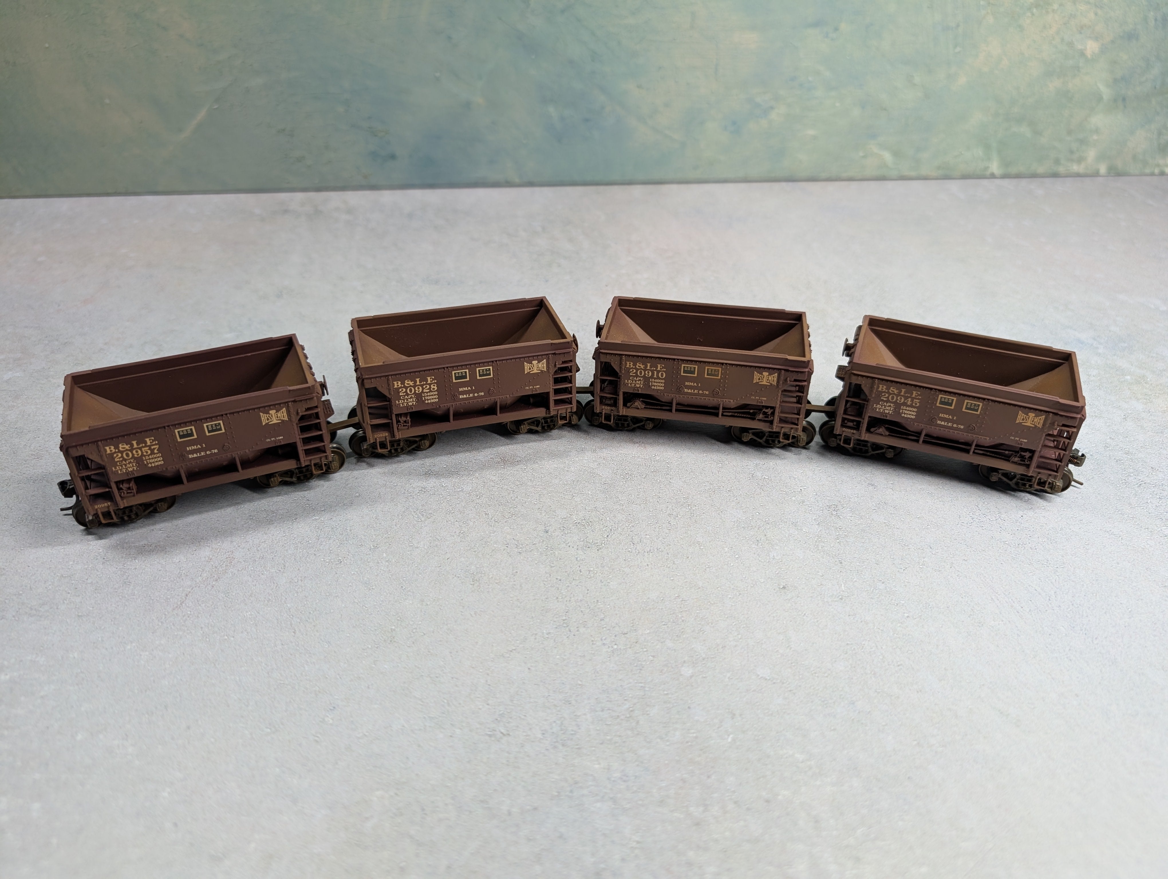 USED Walthers HO Scale 4 Unit Articulated Ore Car Set #2 Bessemer and Lake Erie Railroad B&LE #20934 Weathered