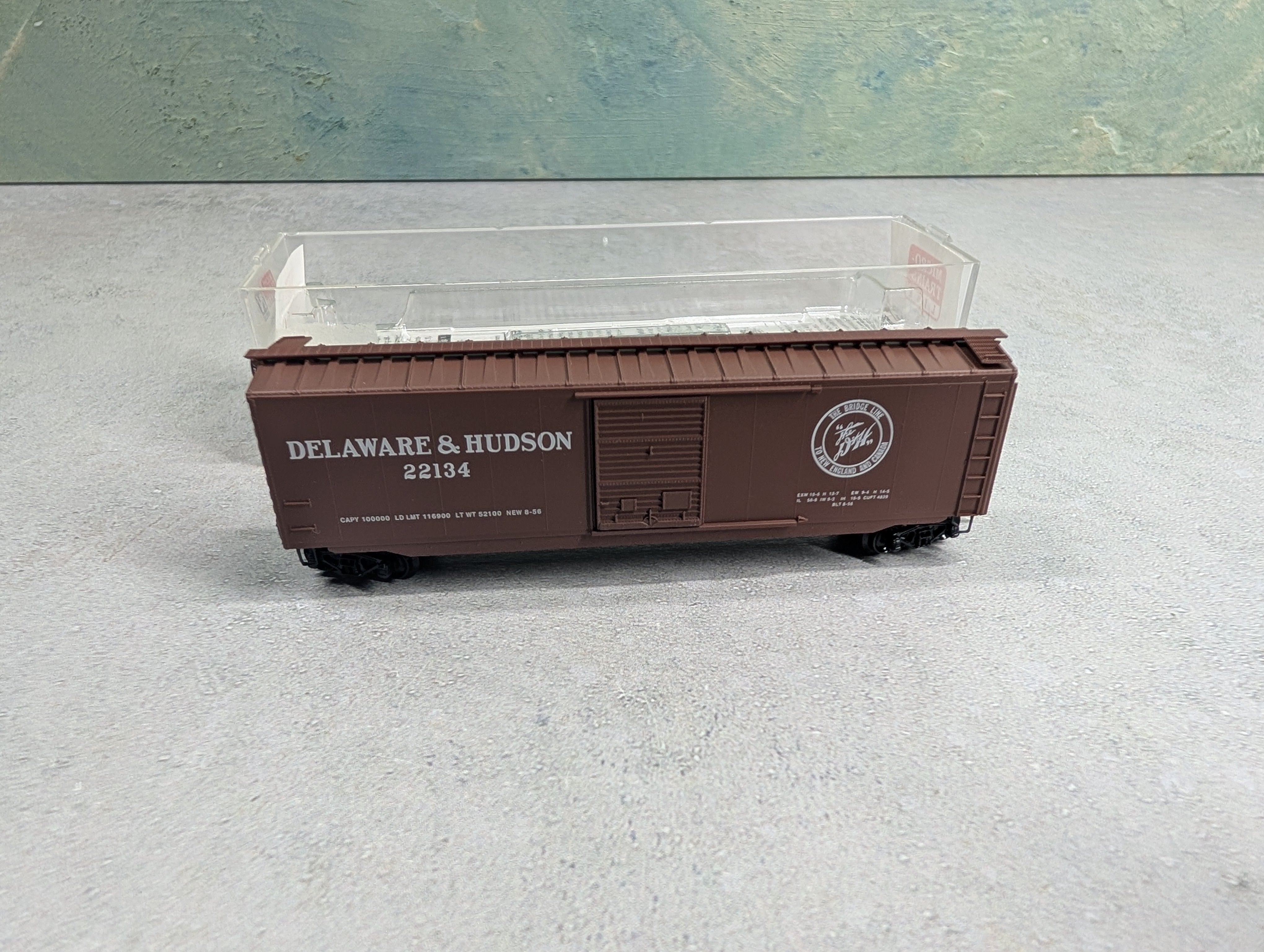 USED Micro-Trains 31070 N Scale 50' Standard SD Box Car Delaware and Hudson 22134