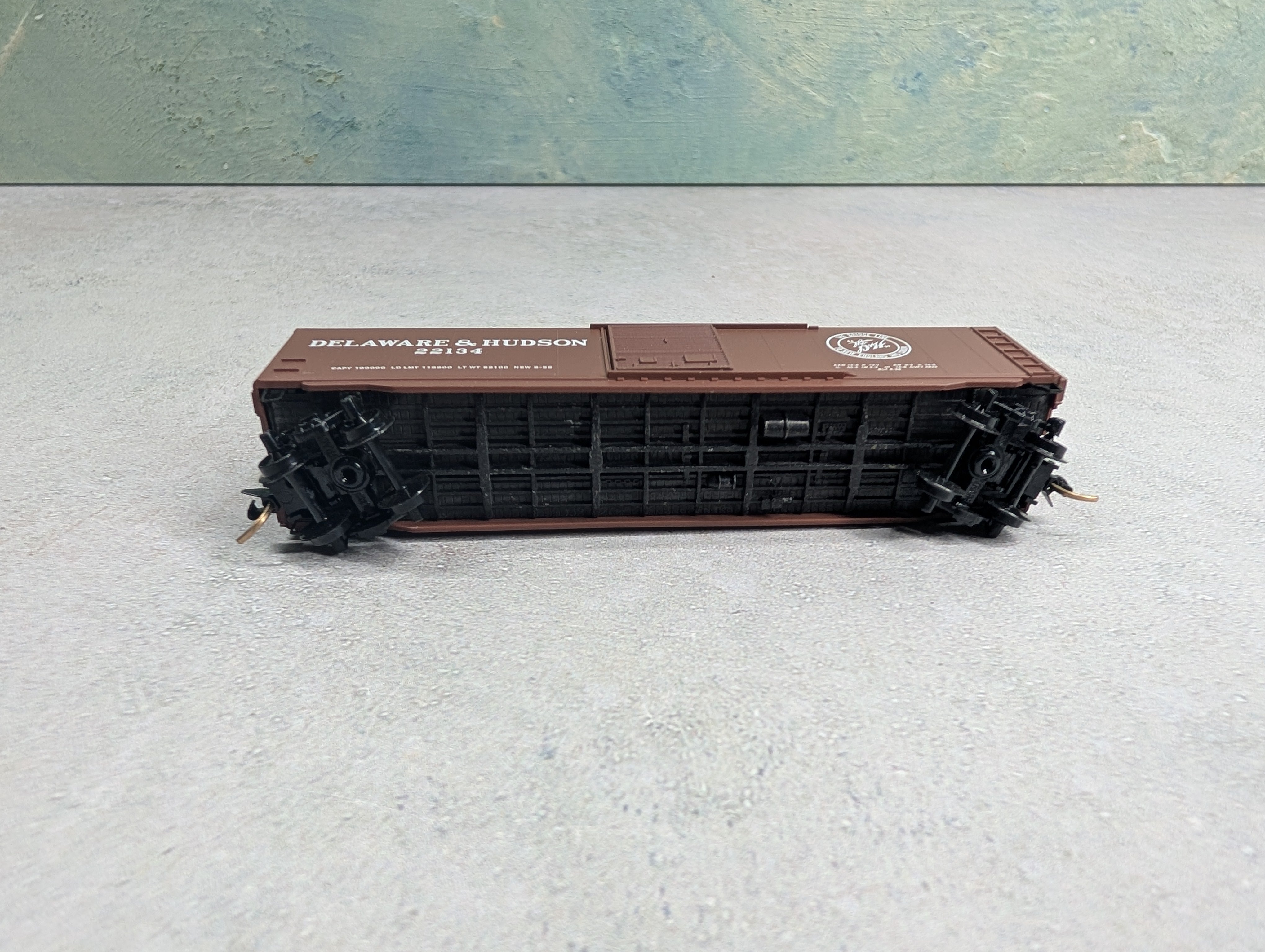USED Micro-Trains 31070 N Scale 50' Standard SD Box Car Delaware and Hudson 22134