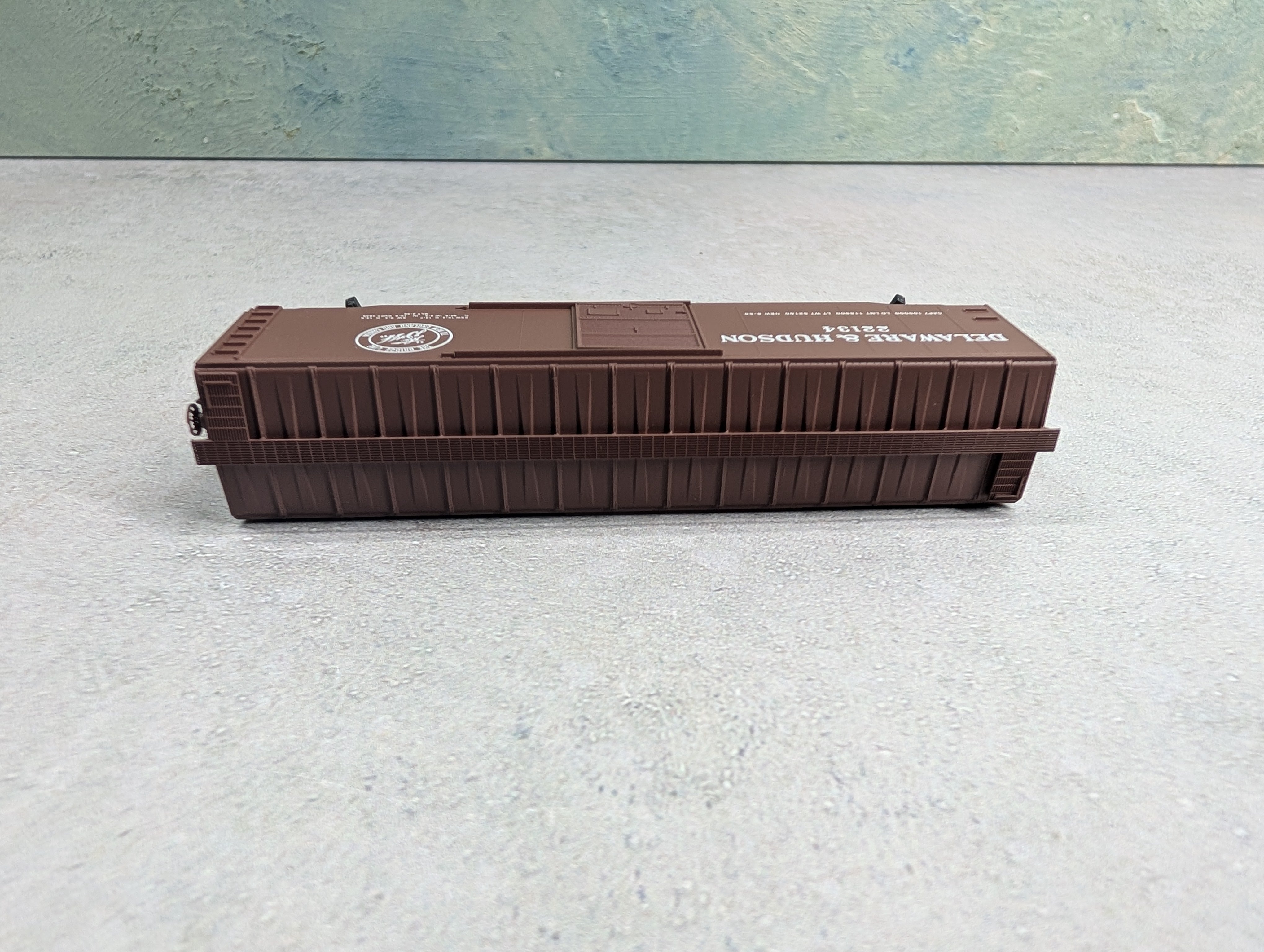 USED Micro-Trains 31070 N Scale 50' Standard SD Box Car Delaware and Hudson 22134