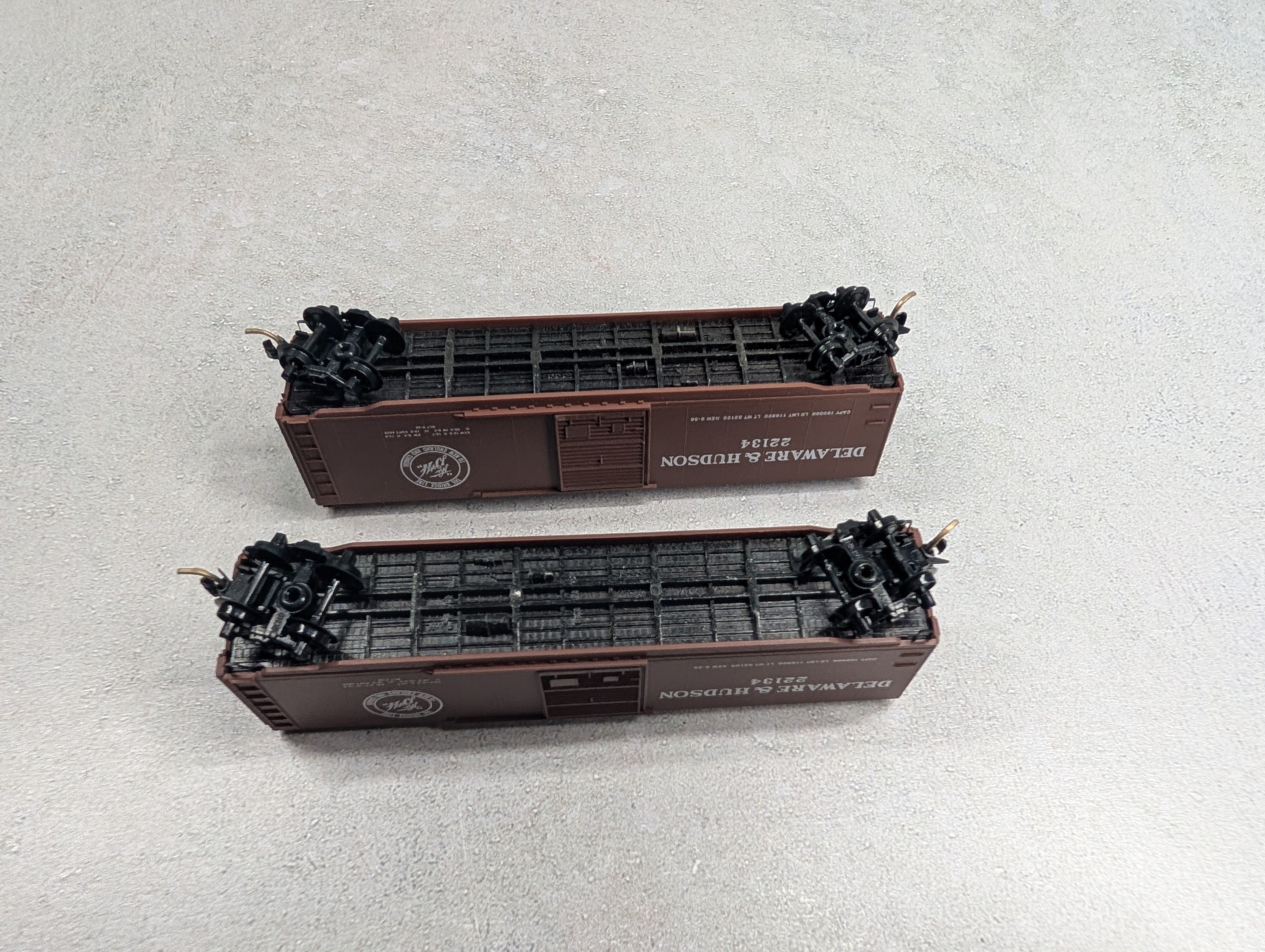 USED Micro-Trains 31070 N Scale 50' Standard SD Box Car Delaware and Hudson 22134 (2 pcs)