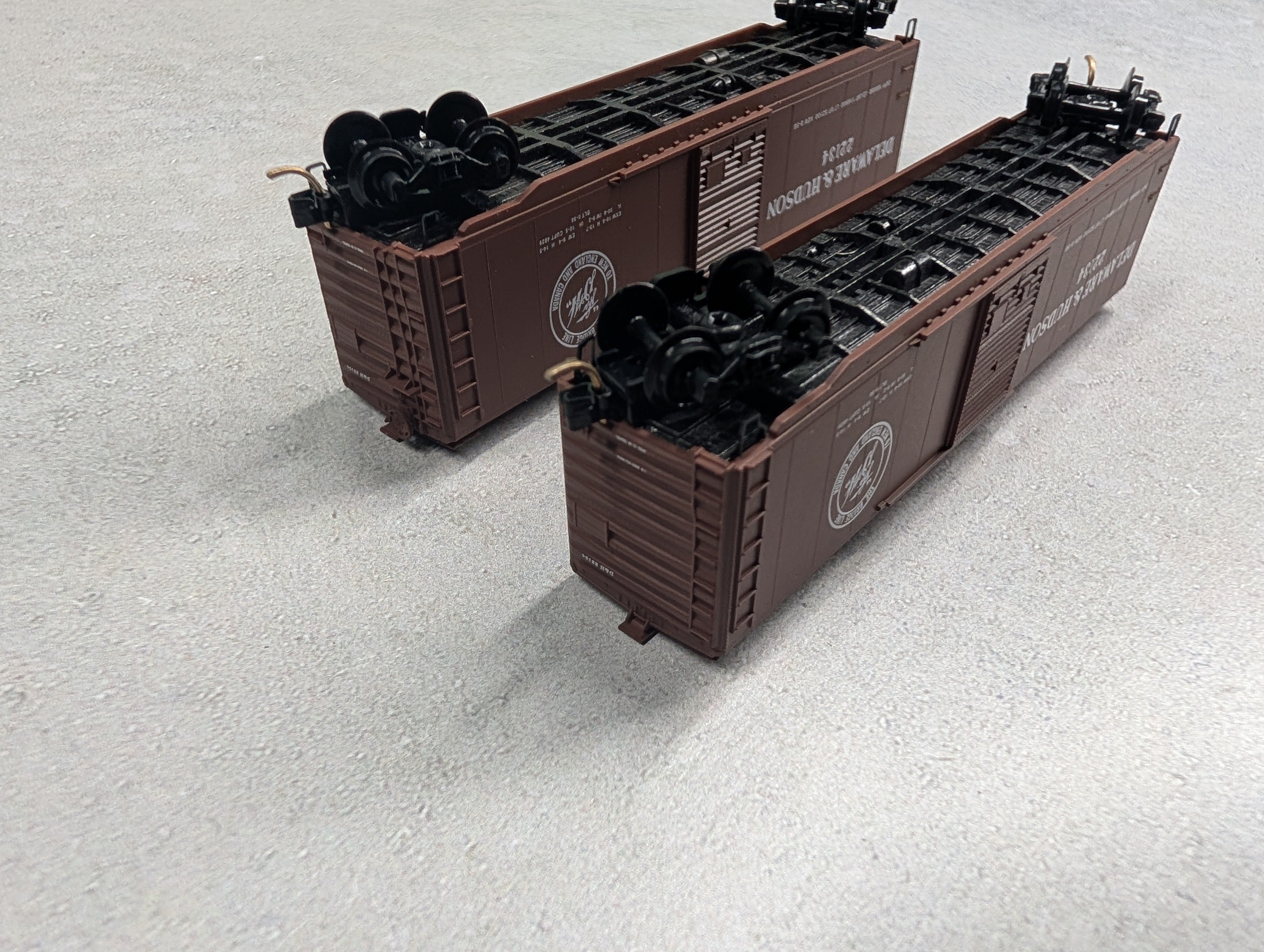 USED Micro-Trains 31070 N Scale 50' Standard SD Box Car Delaware and Hudson 22134 (2 pcs)