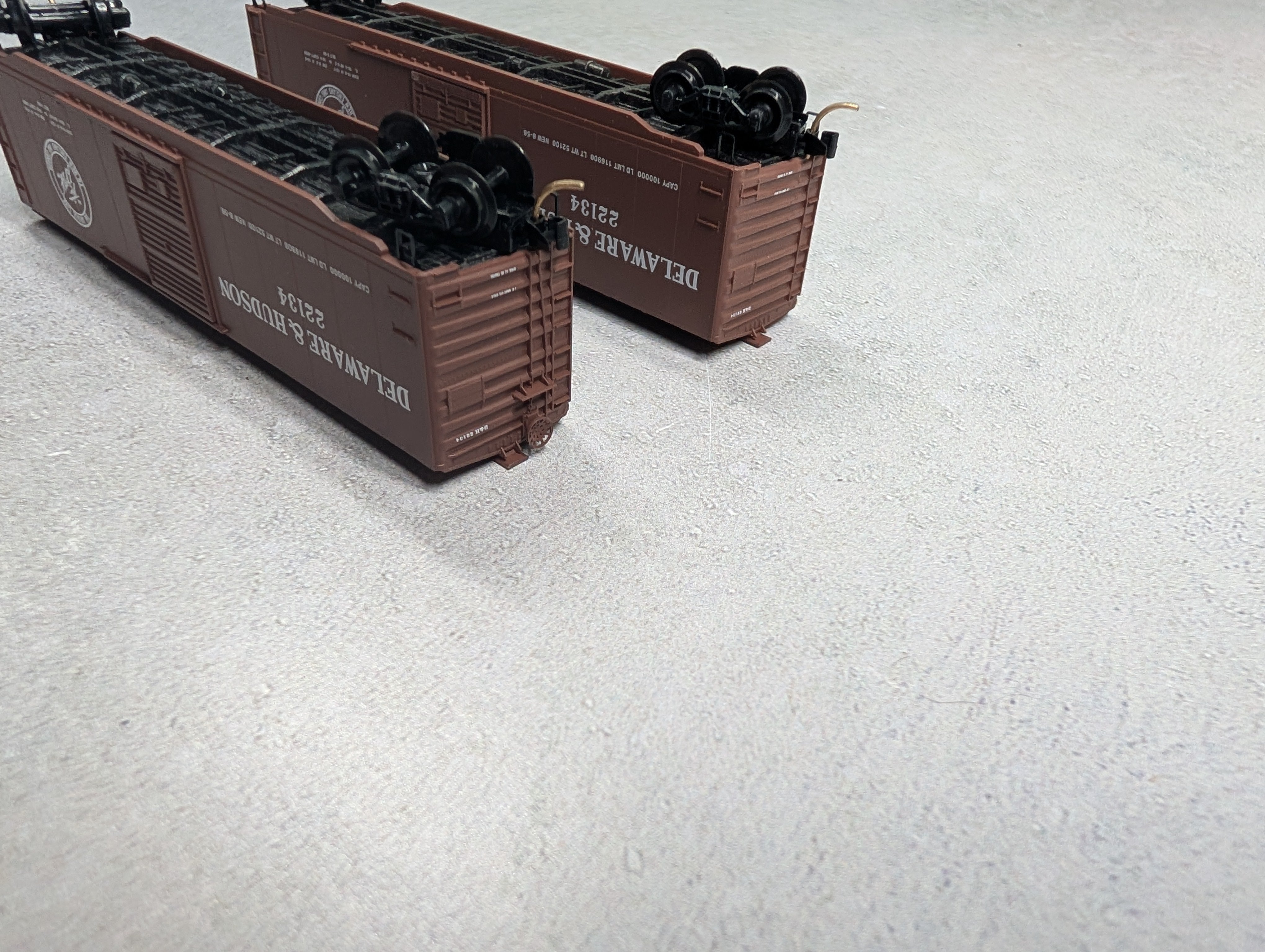 USED Micro-Trains 31070 N Scale 50' Standard SD Box Car Delaware and Hudson 22134 (2 pcs)