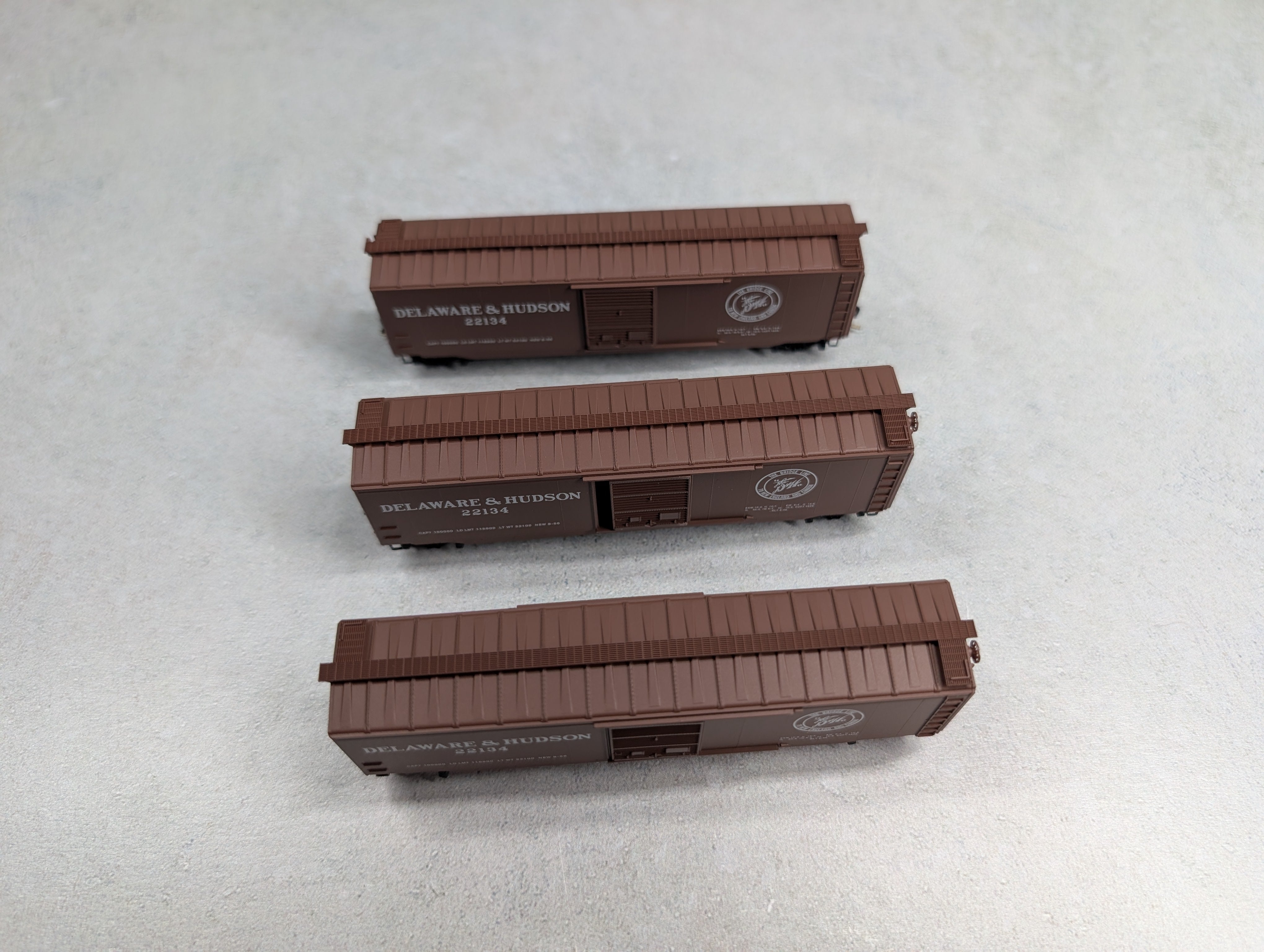 USED Micro-Trains 31070 N Scale 50' Standard SD Box Car Delaware and Hudson 22134 (3 pcs)