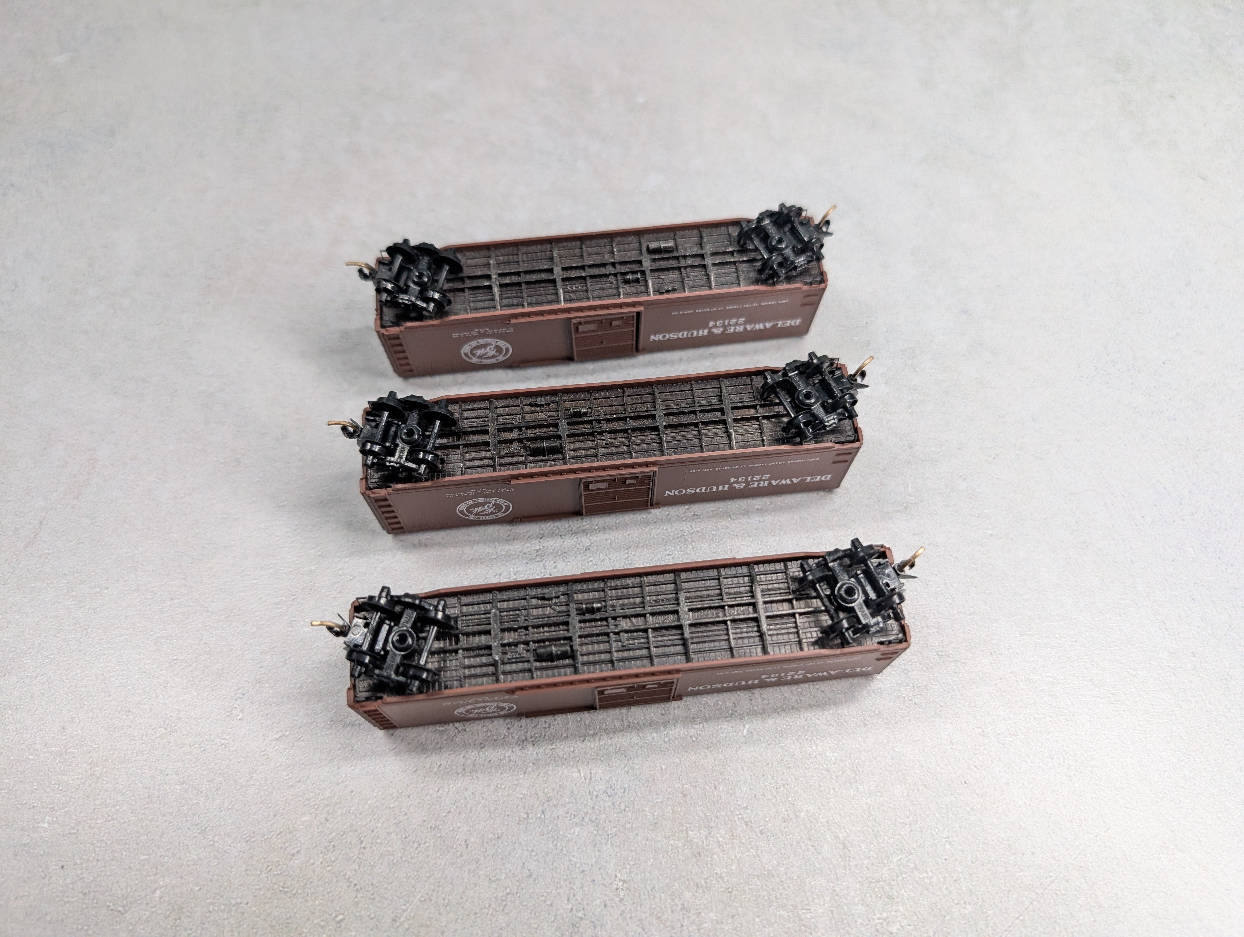 USED Micro-Trains 31070 N Scale 50' Standard SD Box Car Delaware and Hudson 22134 (3 pcs)