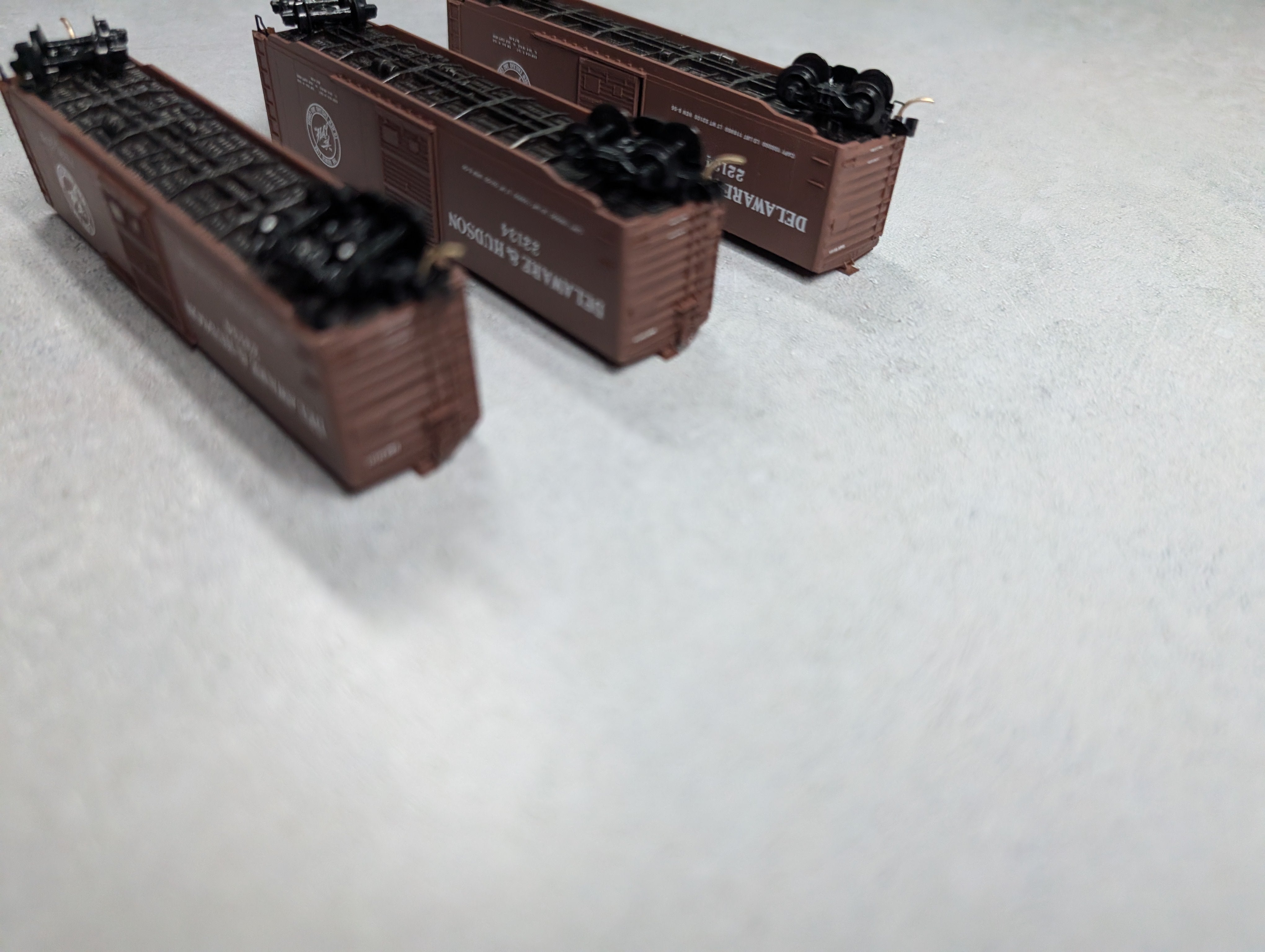 USED Micro-Trains 31070 N Scale 50' Standard SD Box Car Delaware and Hudson 22134 (3 pcs)