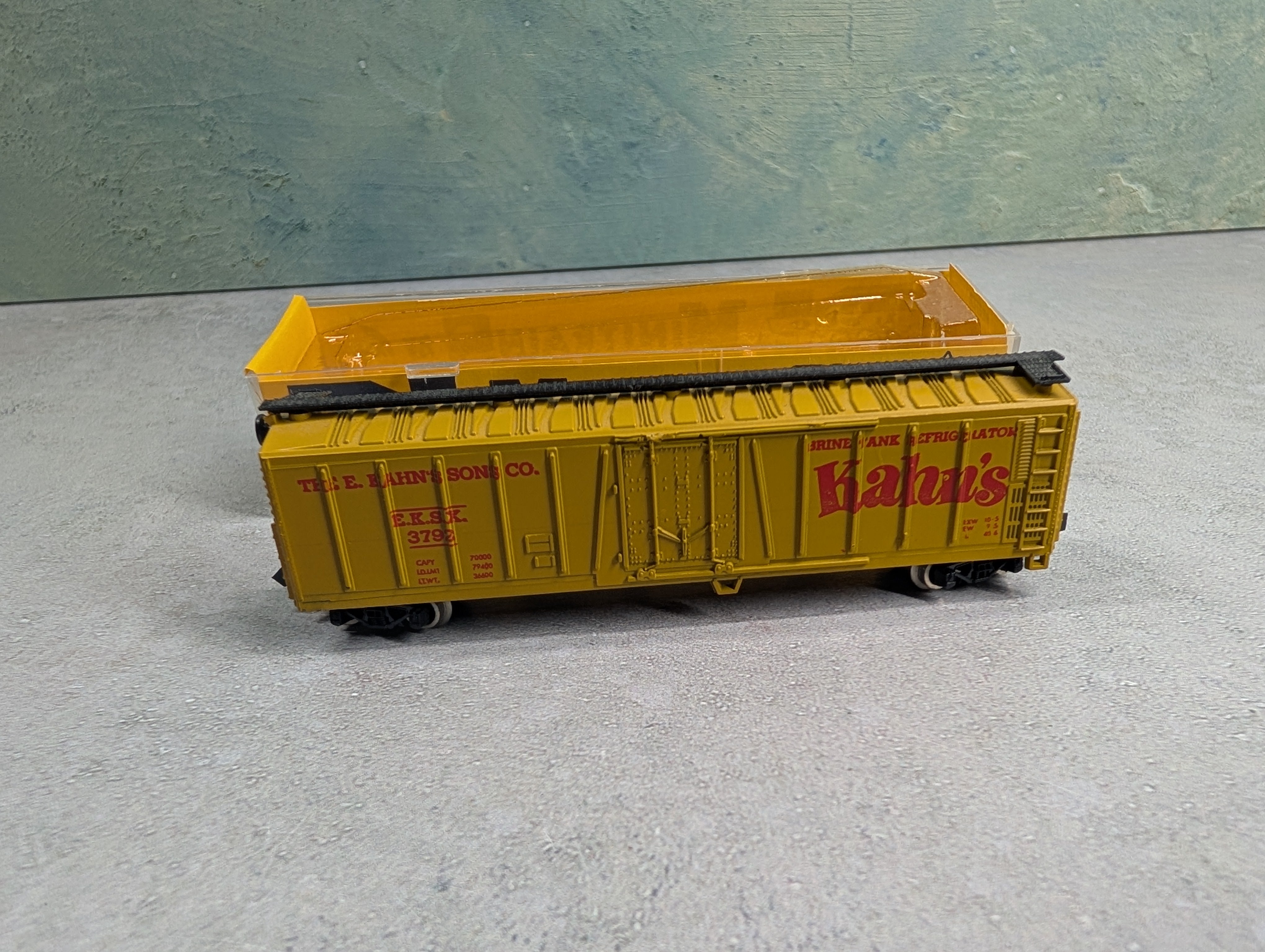 USED AHM 4454 N Scale Steel Reefer Box Car Kahn's EKSX #3792