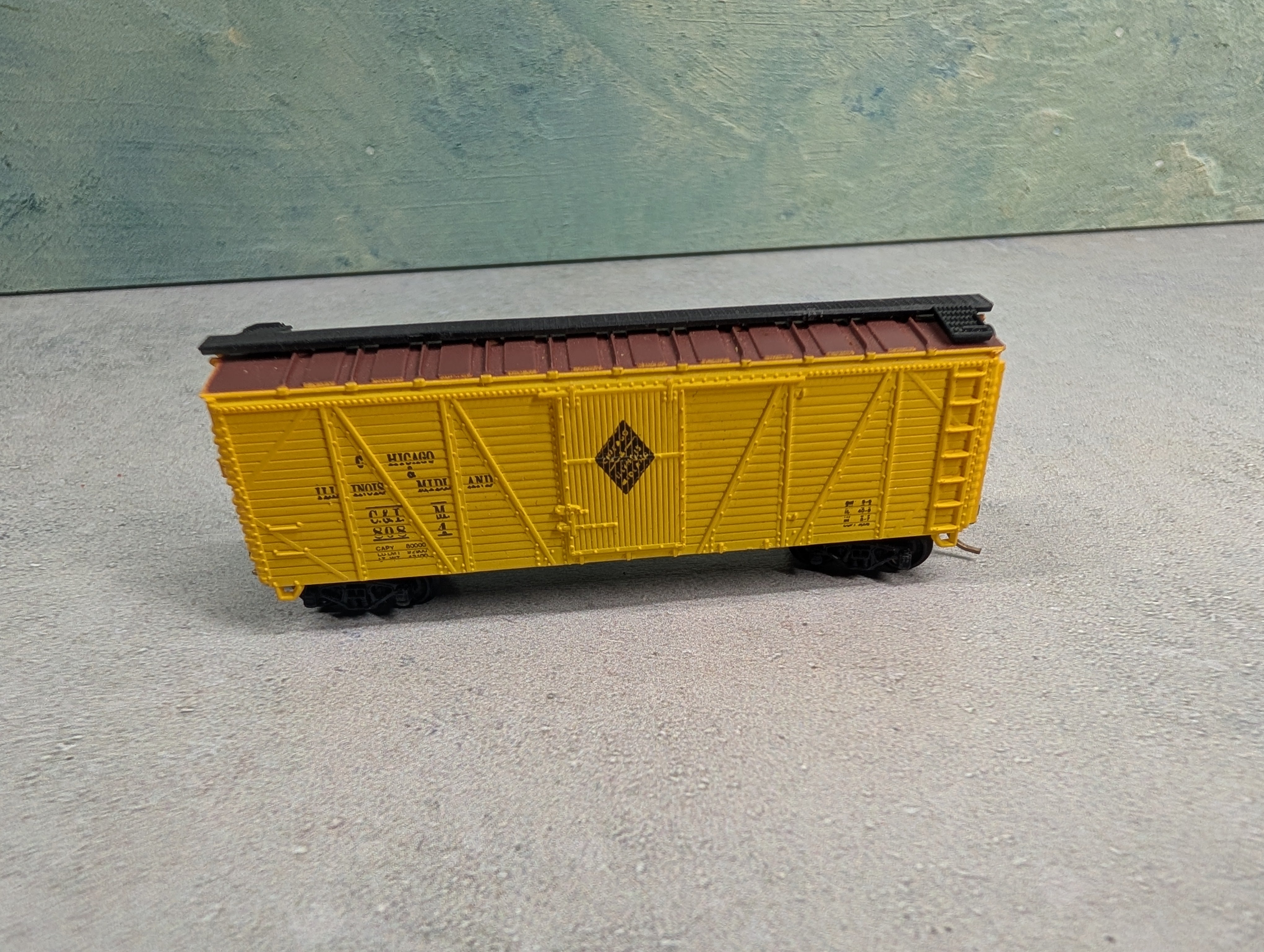 USED Bachmann N Scale 40' Wooden Box Car Chicago and Illinois Midland Railway C&IM #8081 Kadee Trucks & Couplers