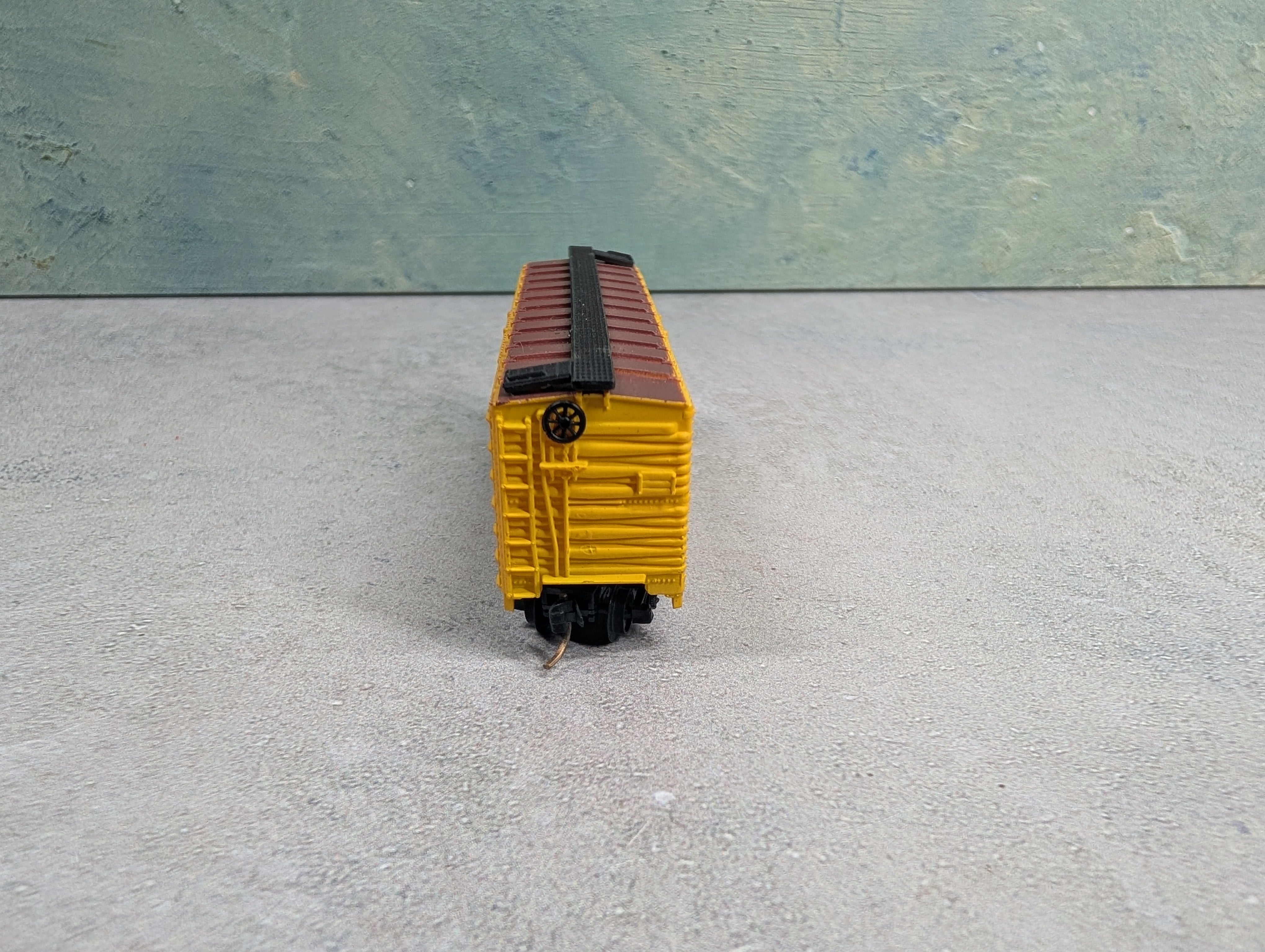 USED Bachmann N Scale 40' Wooden Box Car Chicago and Illinois Midland Railway C&IM #8081 Kadee Trucks & Couplers
