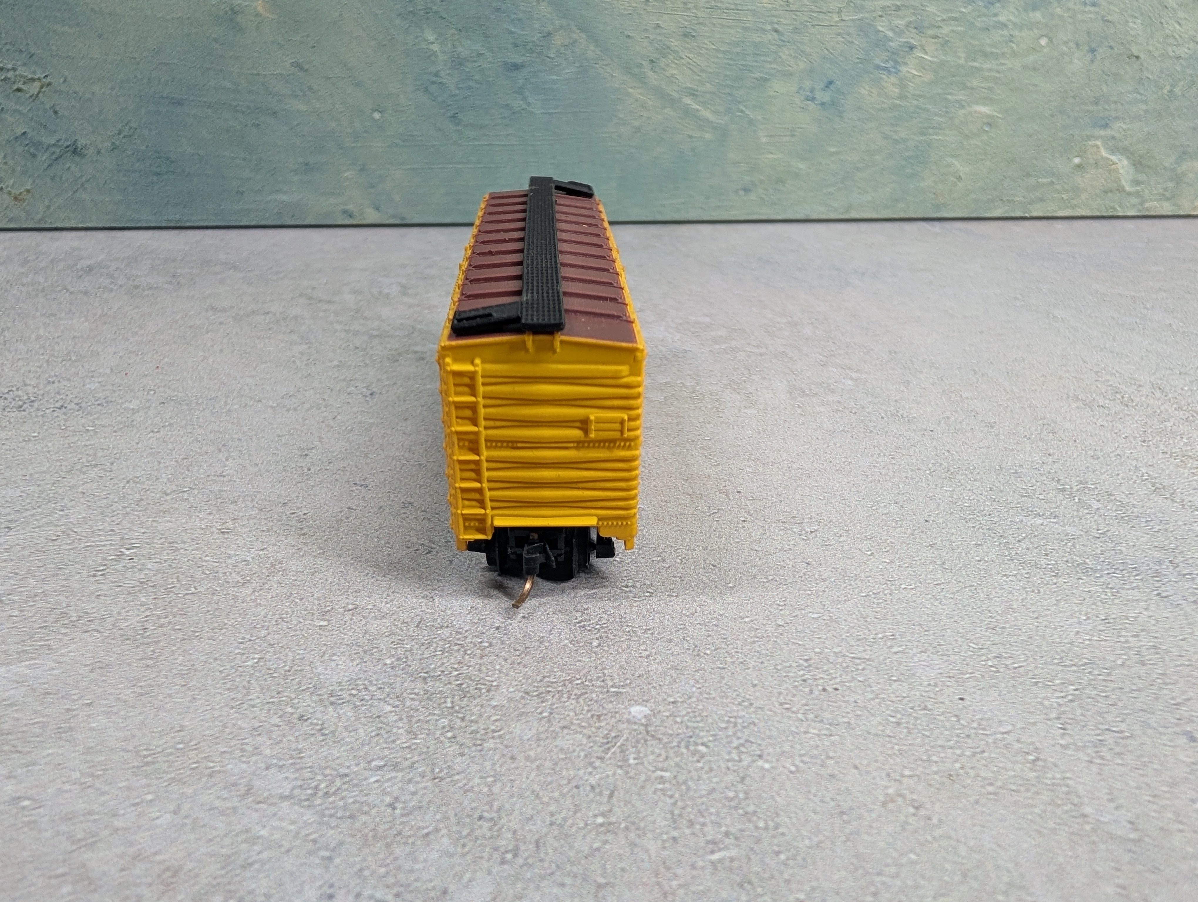 USED Bachmann N Scale 40' Wooden Box Car Chicago and Illinois Midland Railway C&IM #8081 Kadee Trucks & Couplers