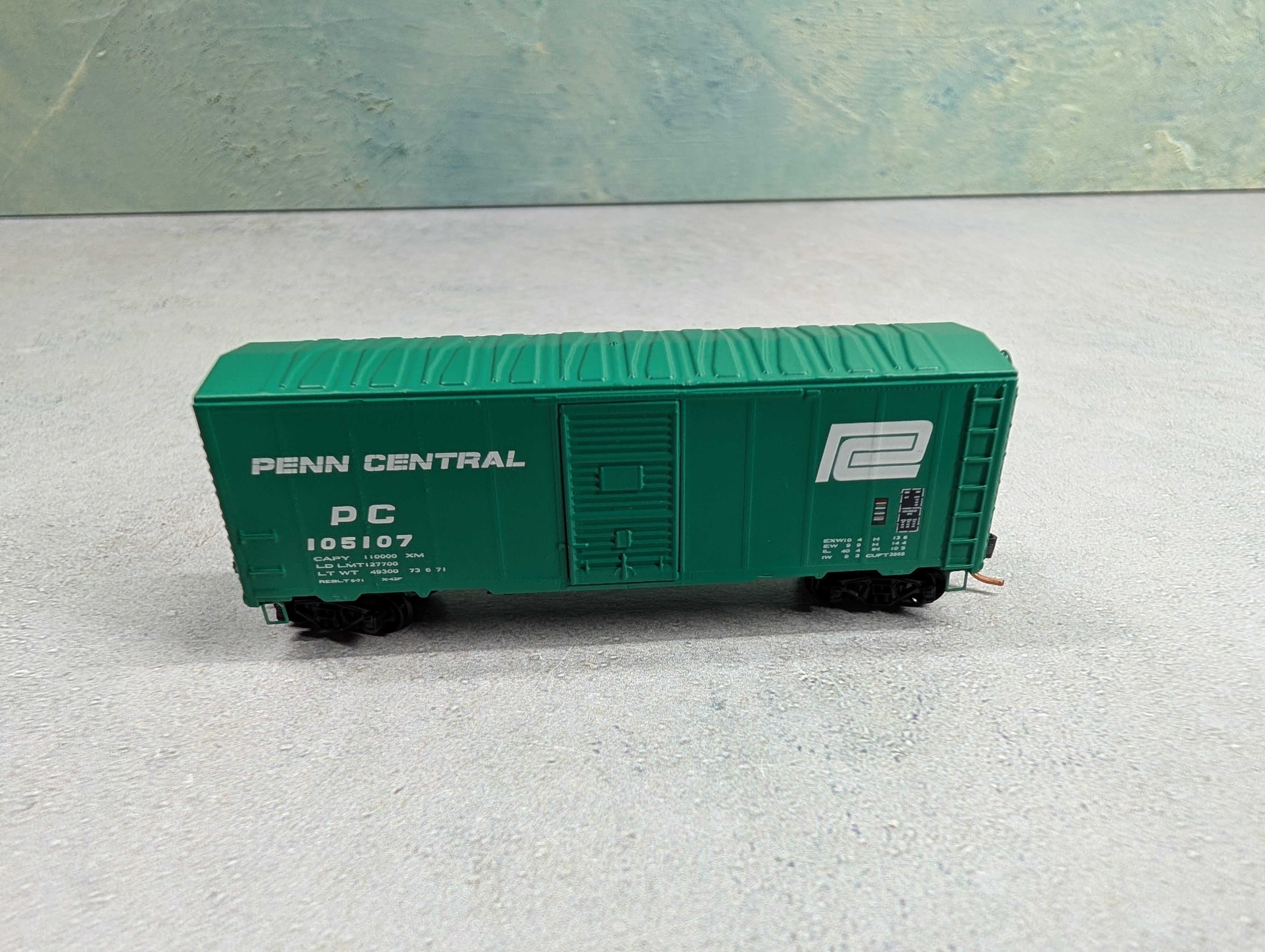 USED Deluxe 130301 N Scale 40' Box (No Roofwalk) Penn Central PC #105107