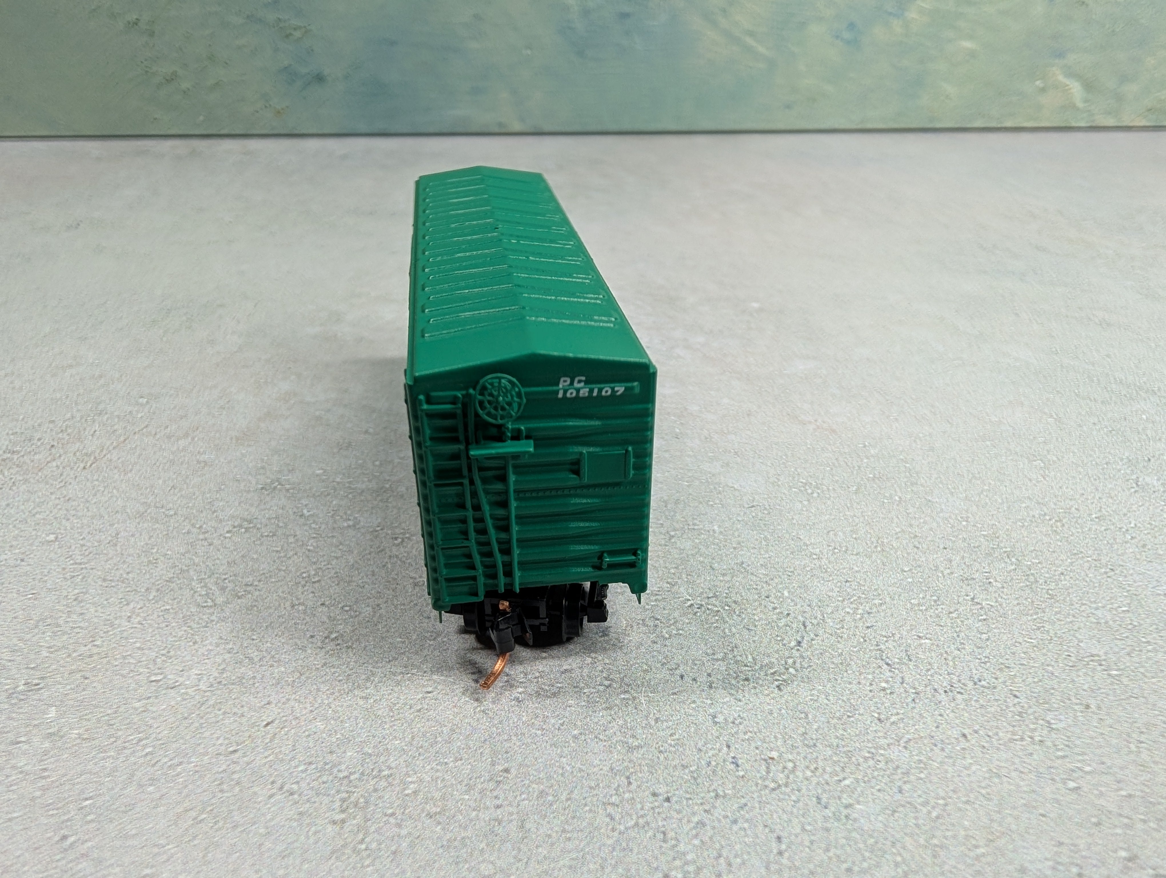 USED Deluxe 130301 N Scale 40' Box (No Roofwalk) Penn Central PC #105107