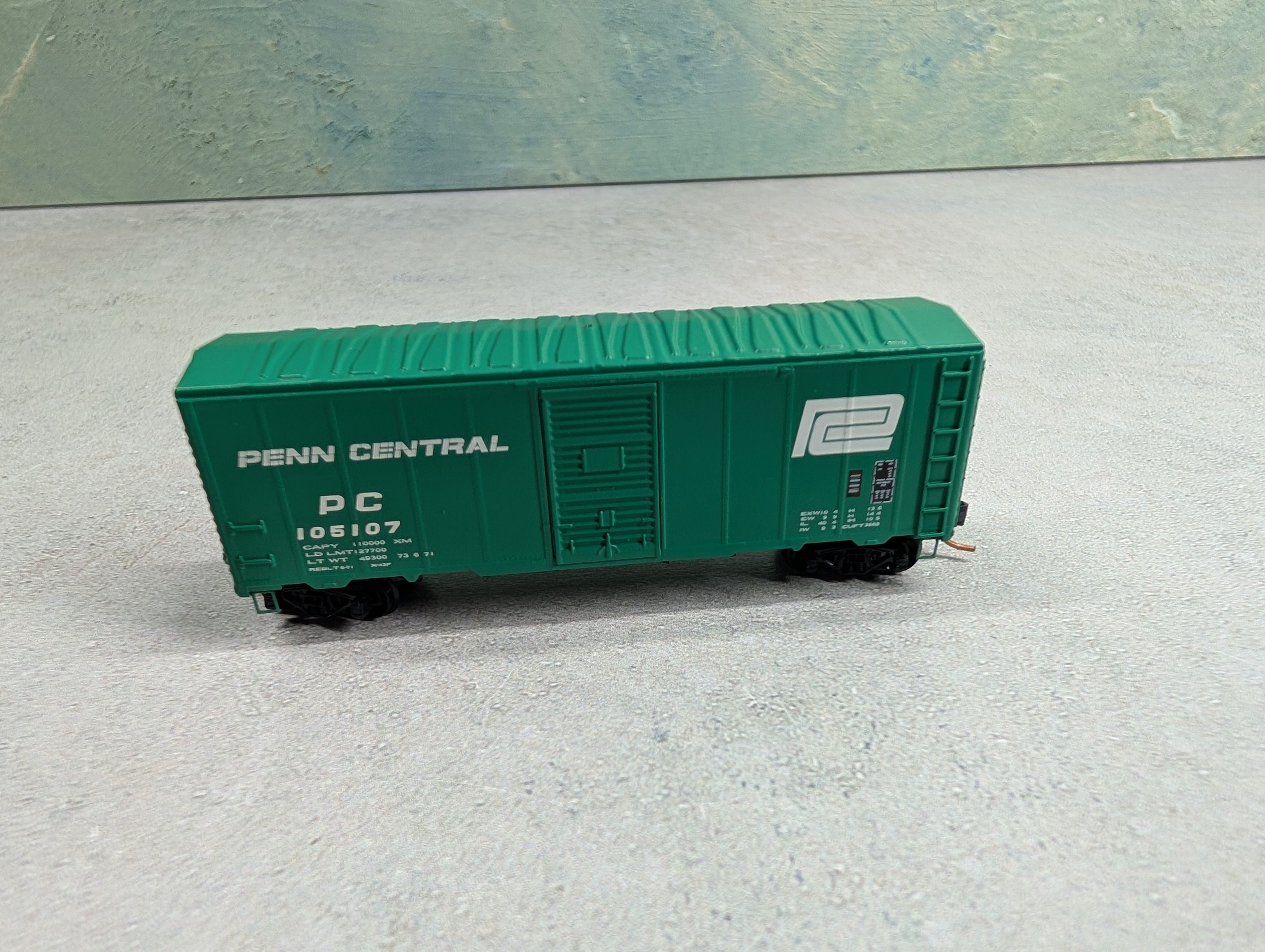 USED Deluxe 130301 N Scale 40' Box (No Roofwalk) Penn Central PC #105107