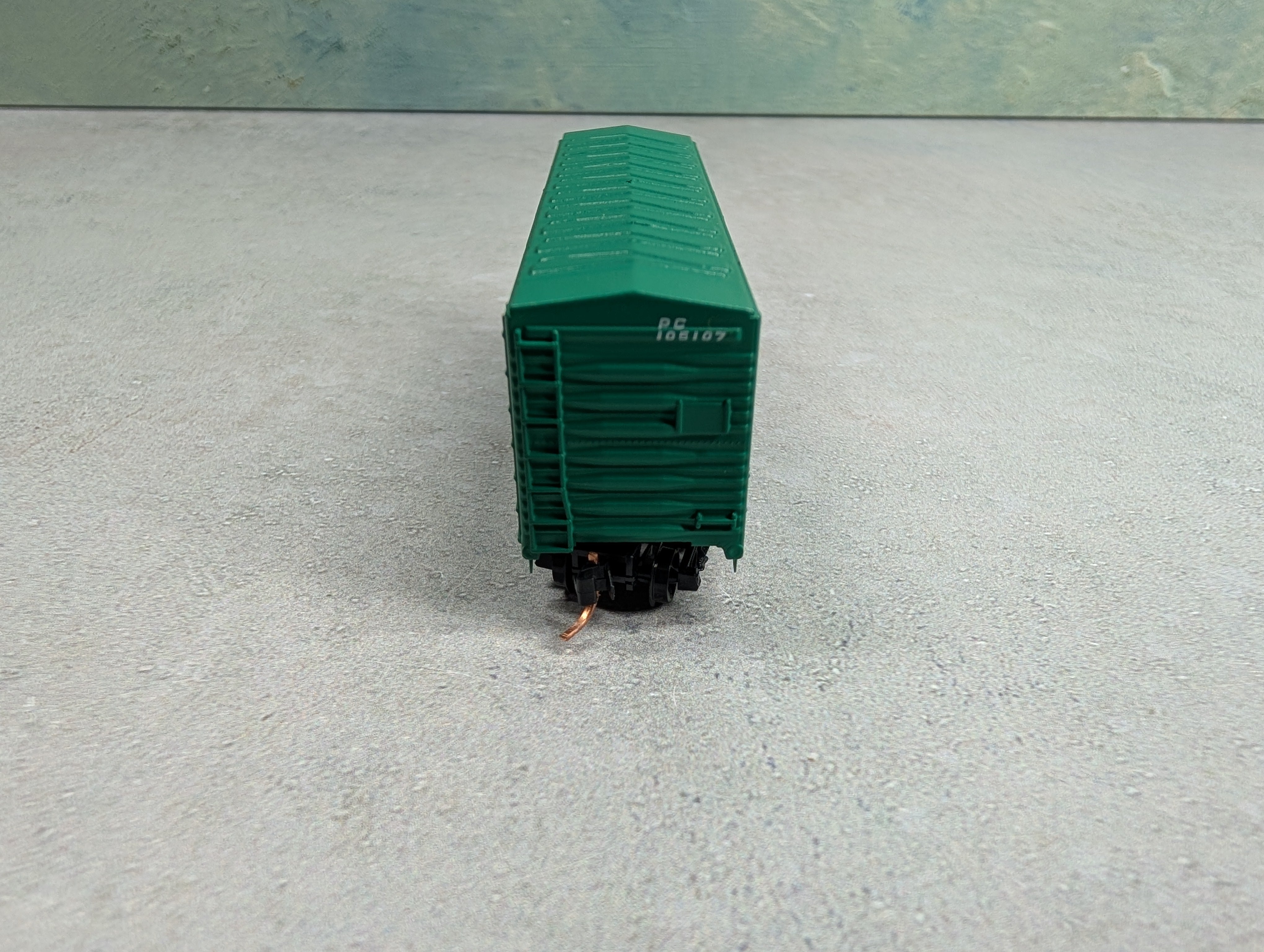 USED Deluxe 130301 N Scale 40' Box (No Roofwalk) Penn Central PC #105107