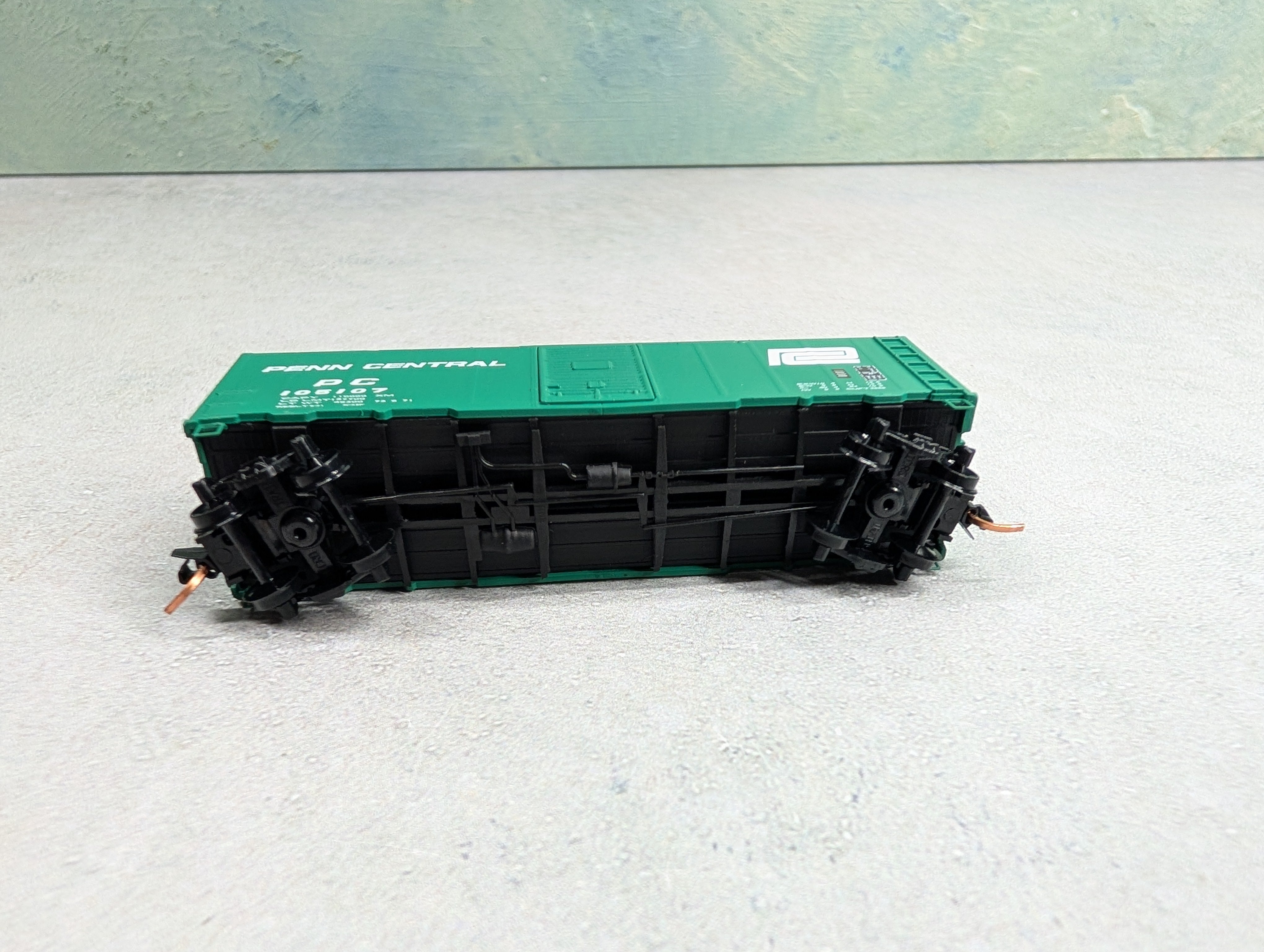 USED Deluxe 130301 N Scale 40' Box (No Roofwalk) Penn Central PC #105107